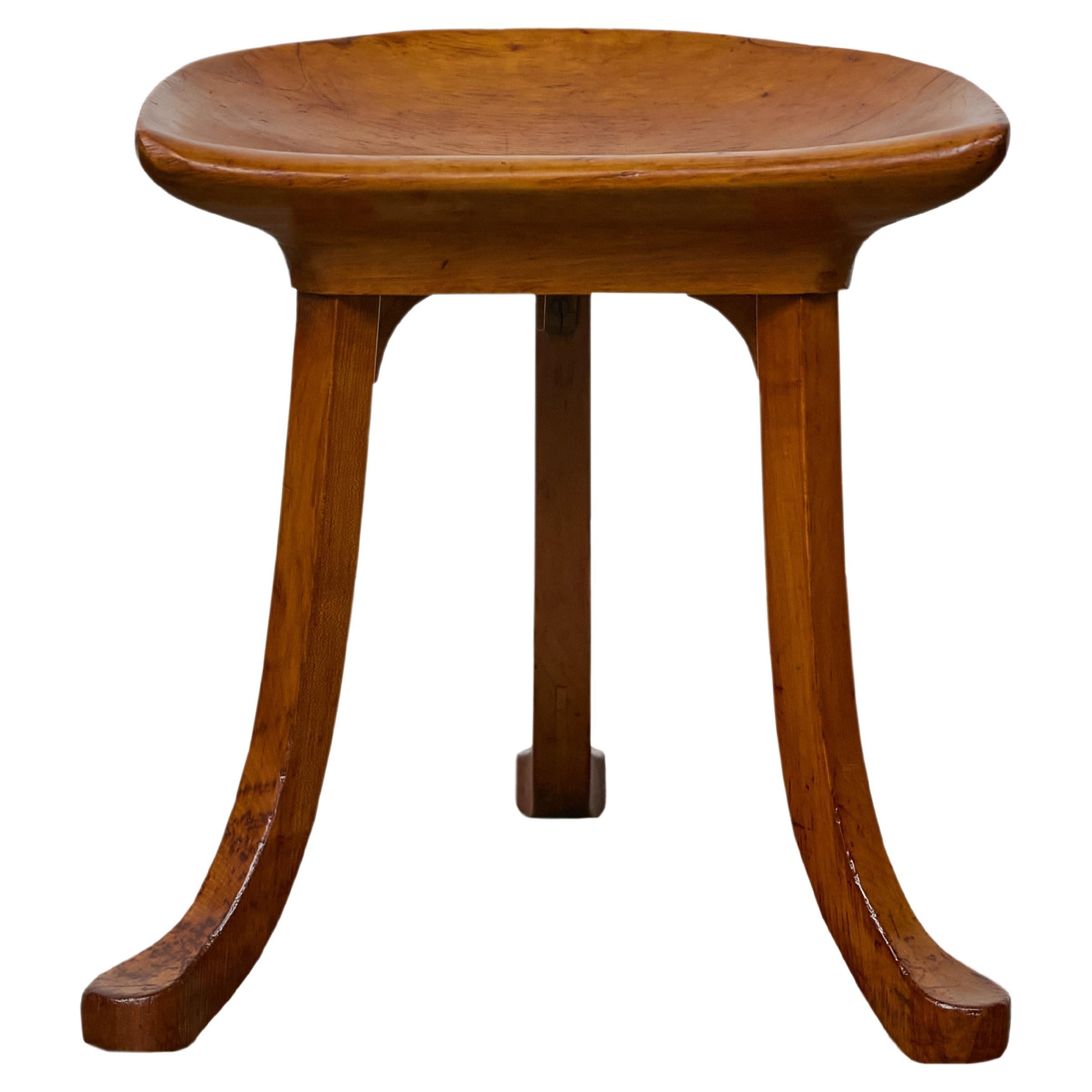 English Liberty & Co. Sgabello Thebes in noce con base a treppiede, fine secolo in vendita