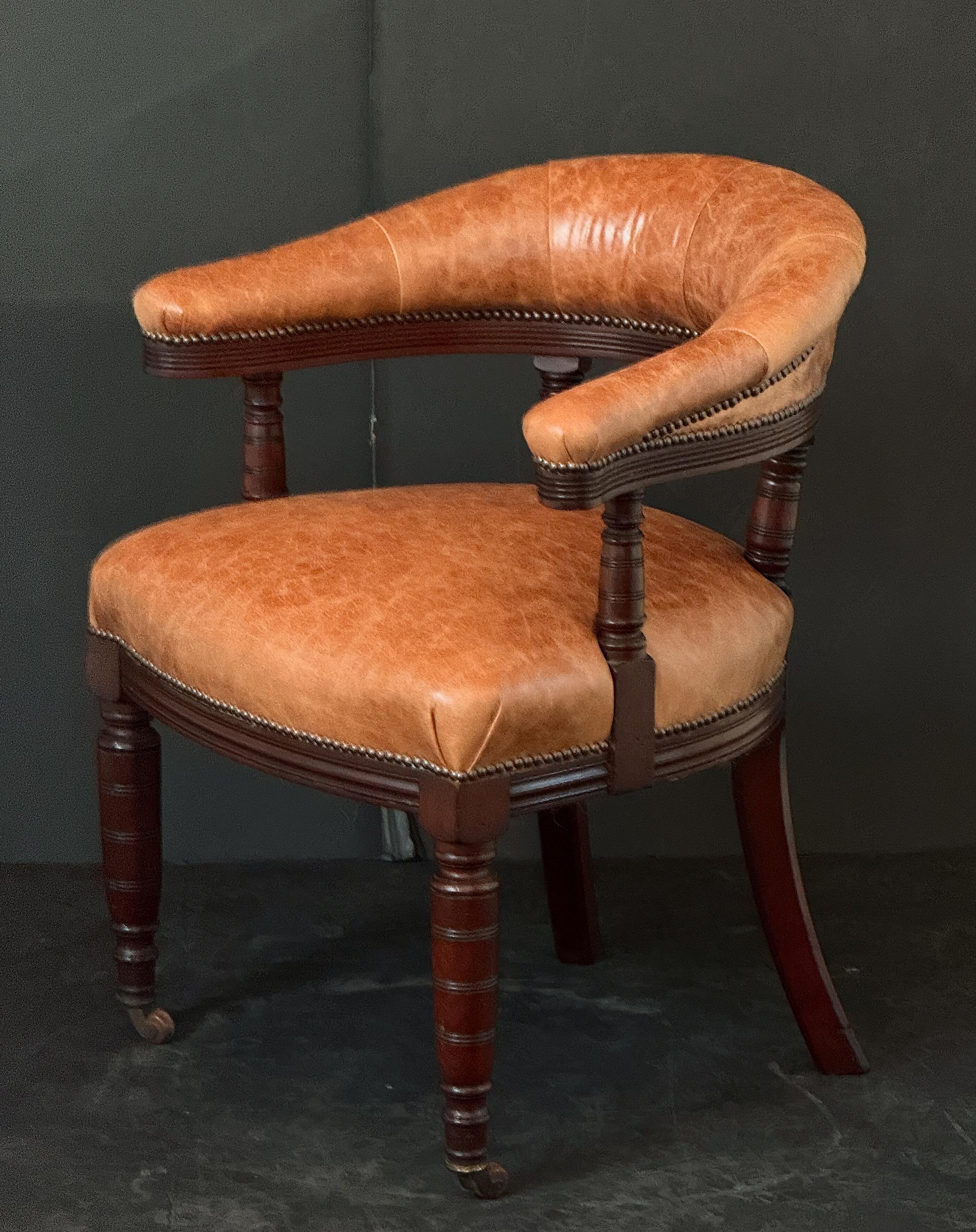 Fauteuil de bibliothèque anglais en cuir et acajou de style géorgien en vente 2
