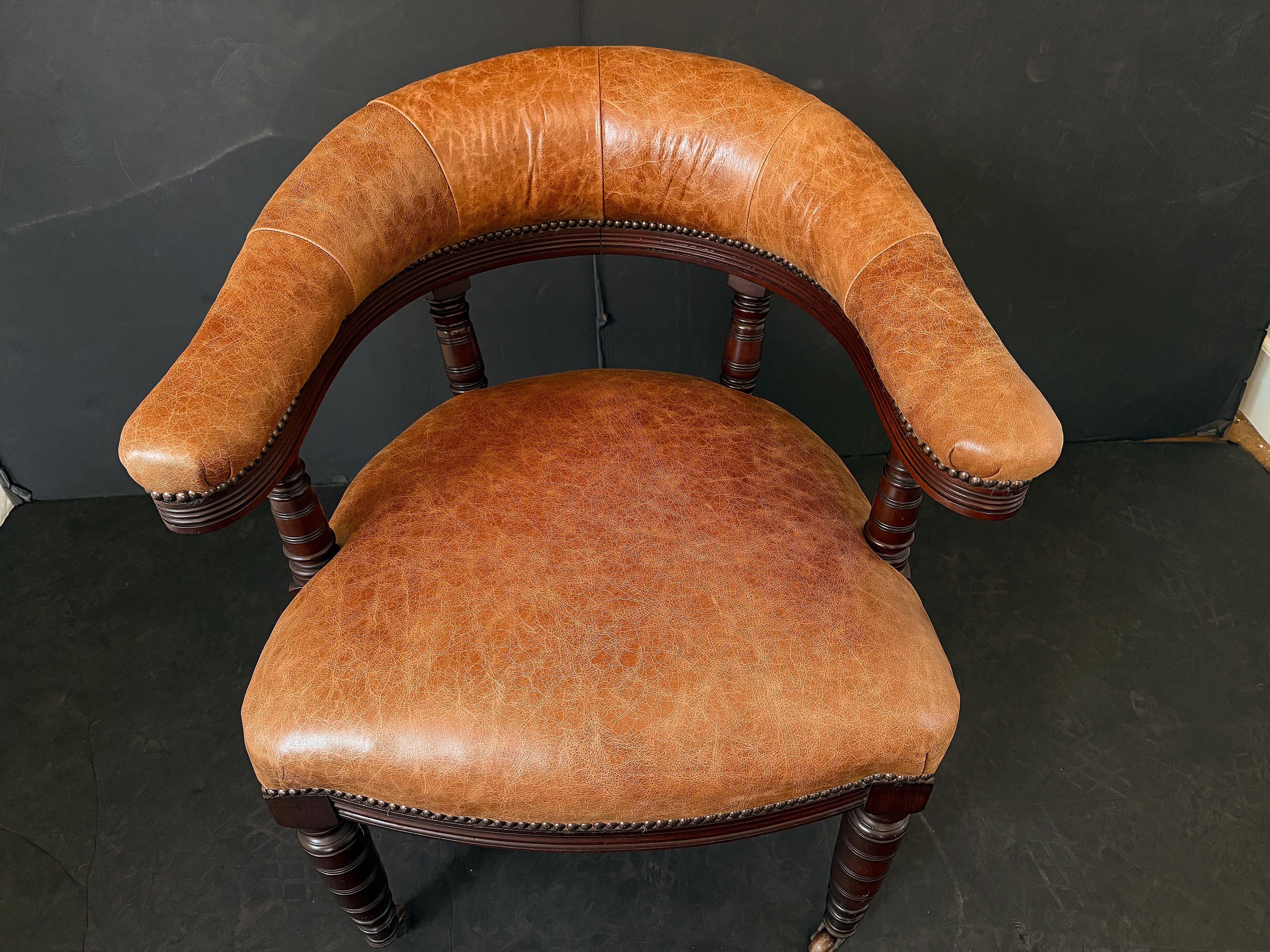 Fauteuil de bibliothèque anglais en cuir et acajou de style géorgien en vente 3