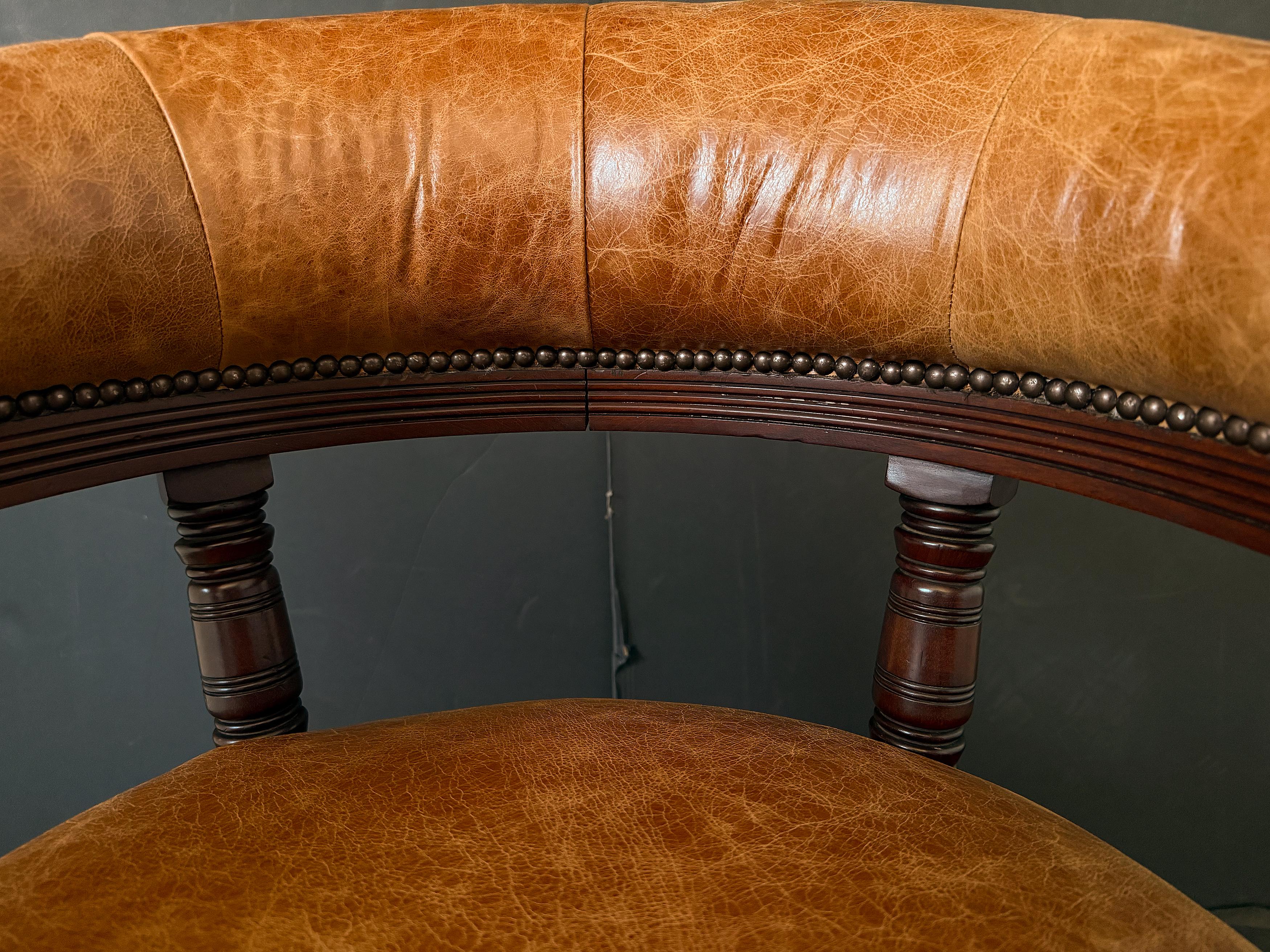 Fauteuil de bibliothèque anglais en cuir et acajou de style géorgien en vente 4