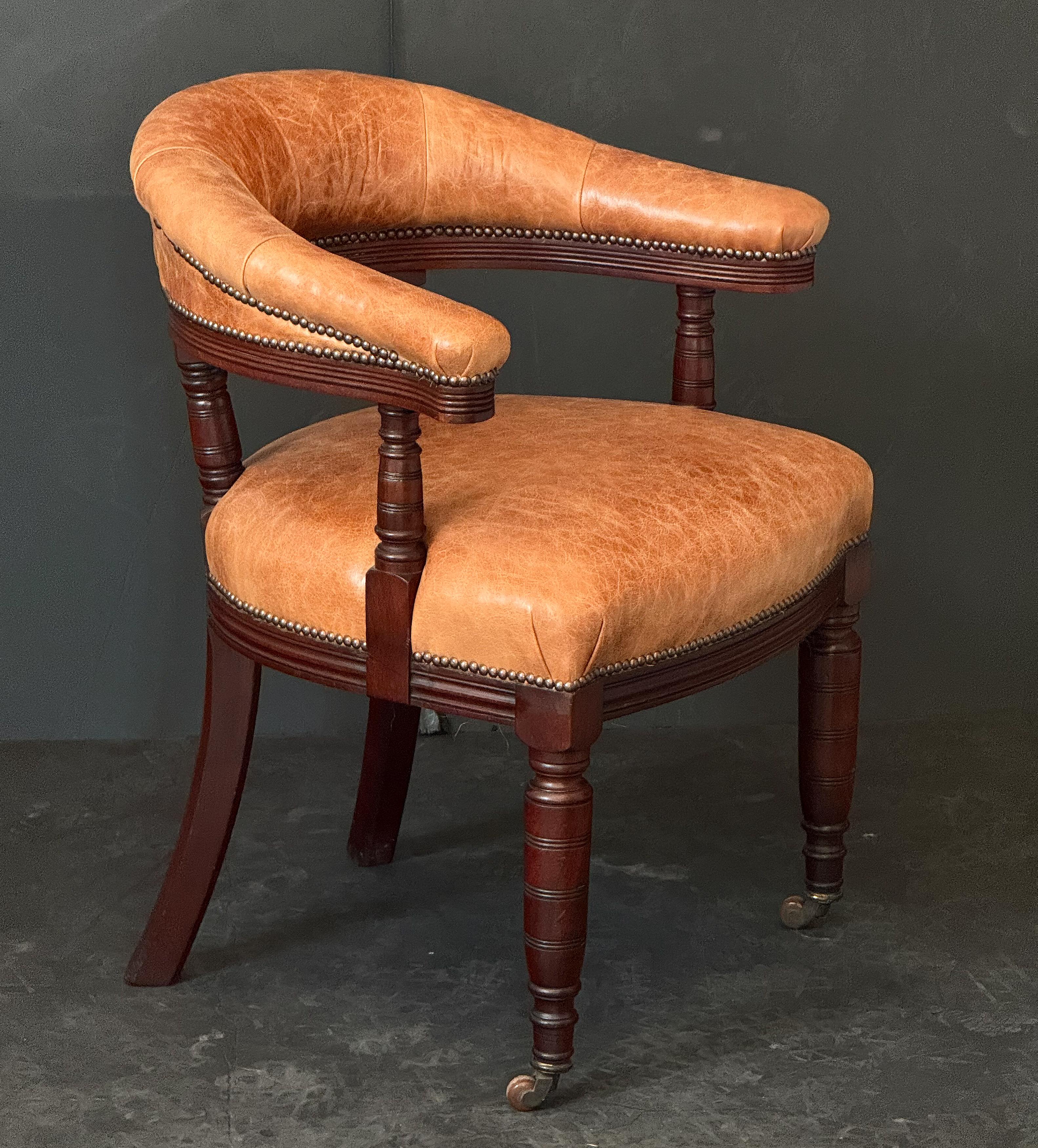 Georgien Fauteuil de bibliothèque anglais en cuir et acajou de style géorgien en vente