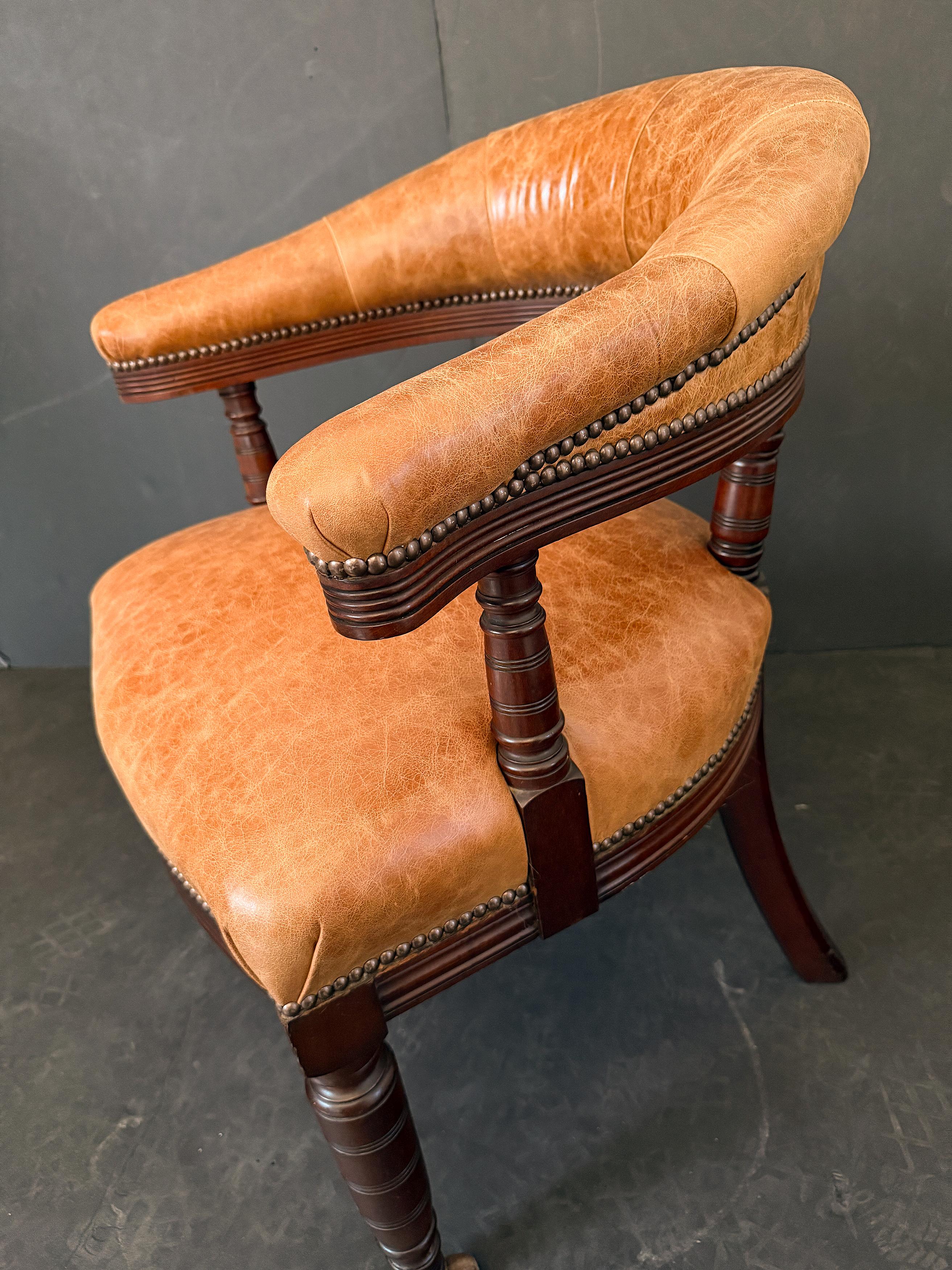 Anglais Fauteuil de bibliothèque anglais en cuir et acajou de style géorgien en vente