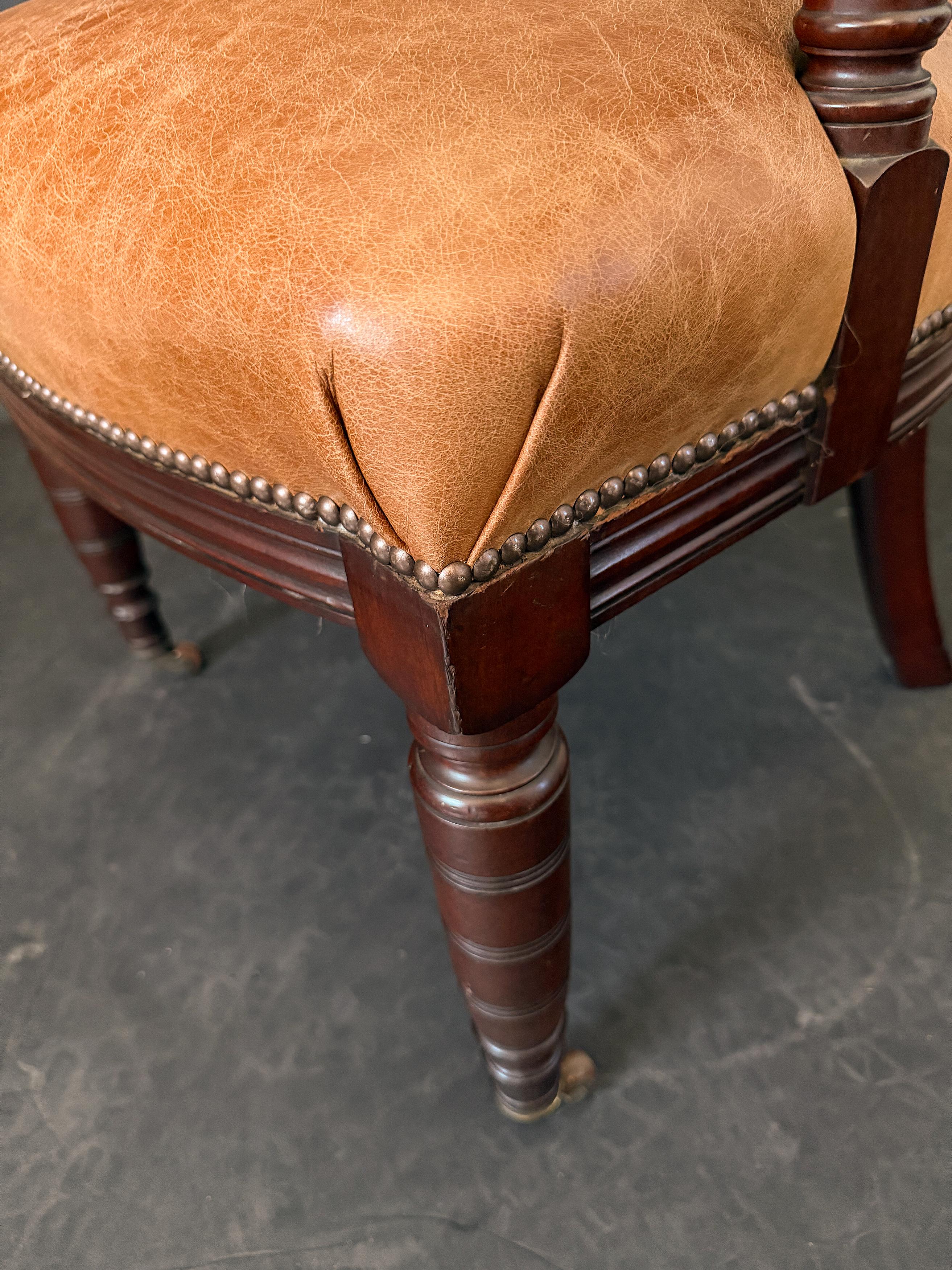 Tourné Fauteuil de bibliothèque anglais en cuir et acajou de style géorgien en vente