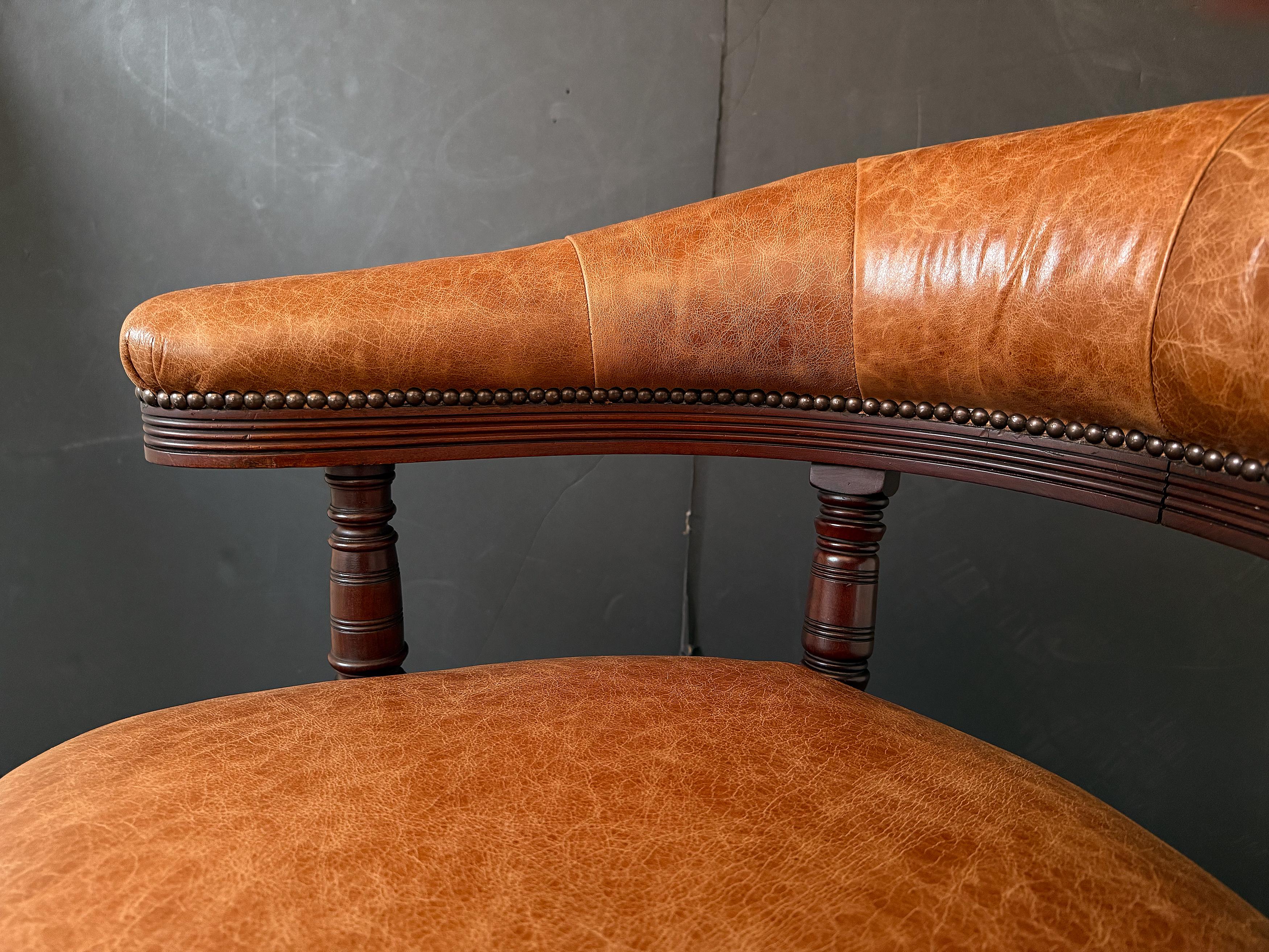 XIXe siècle Fauteuil de bibliothèque anglais en cuir et acajou de style géorgien en vente