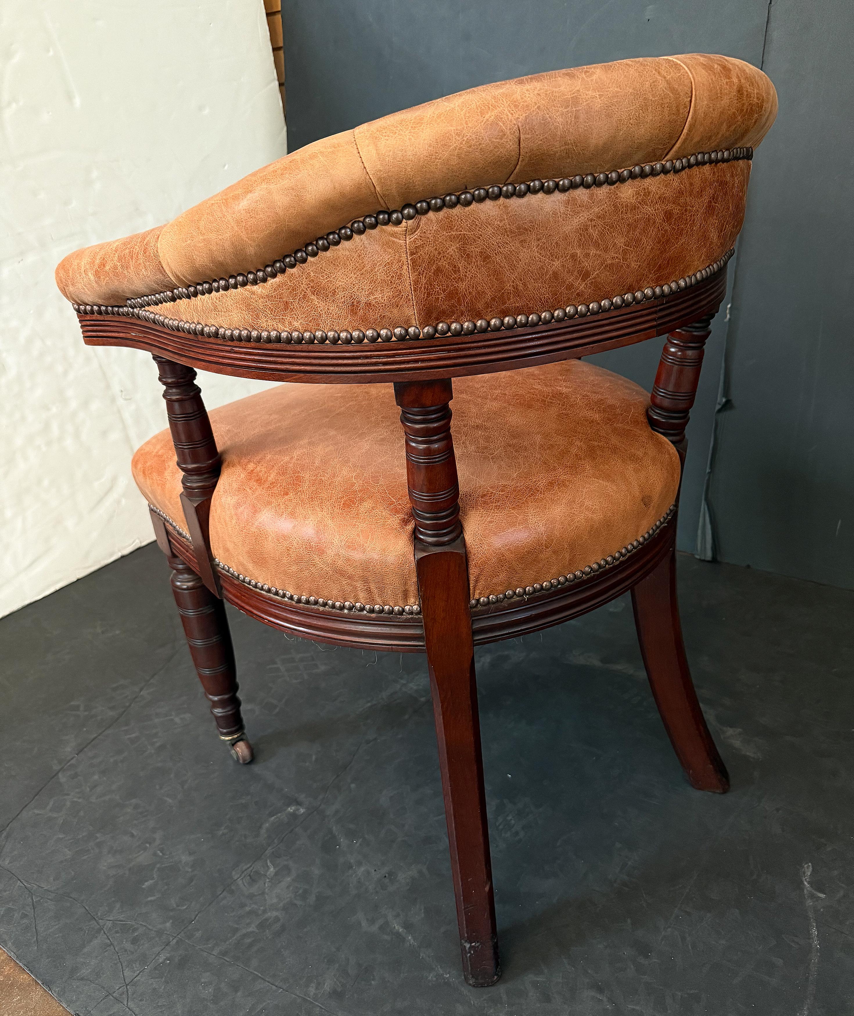 Cuir Fauteuil de bibliothèque anglais en cuir et acajou de style géorgien en vente