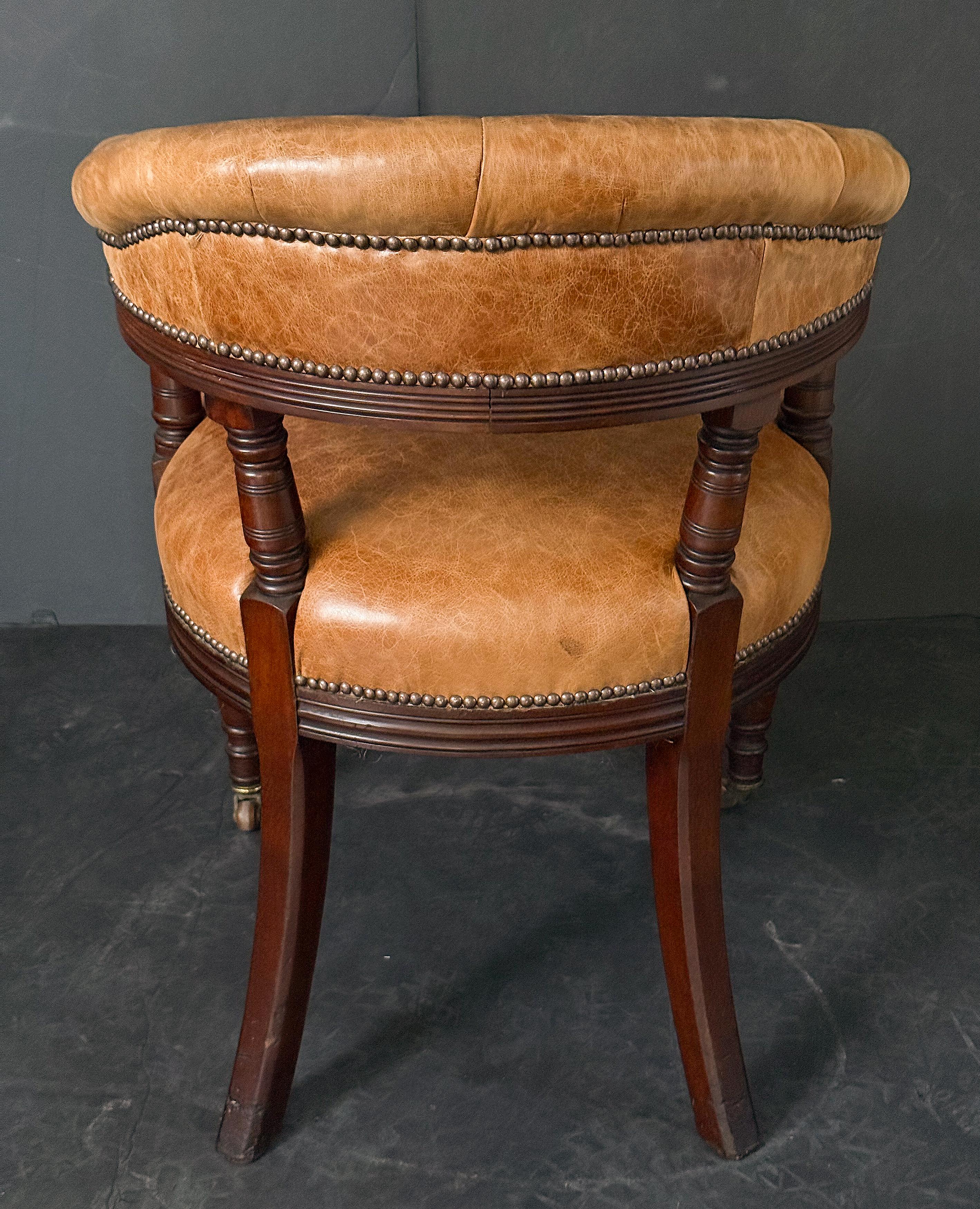 Fauteuil de bibliothèque anglais en cuir et acajou de style géorgien en vente 1