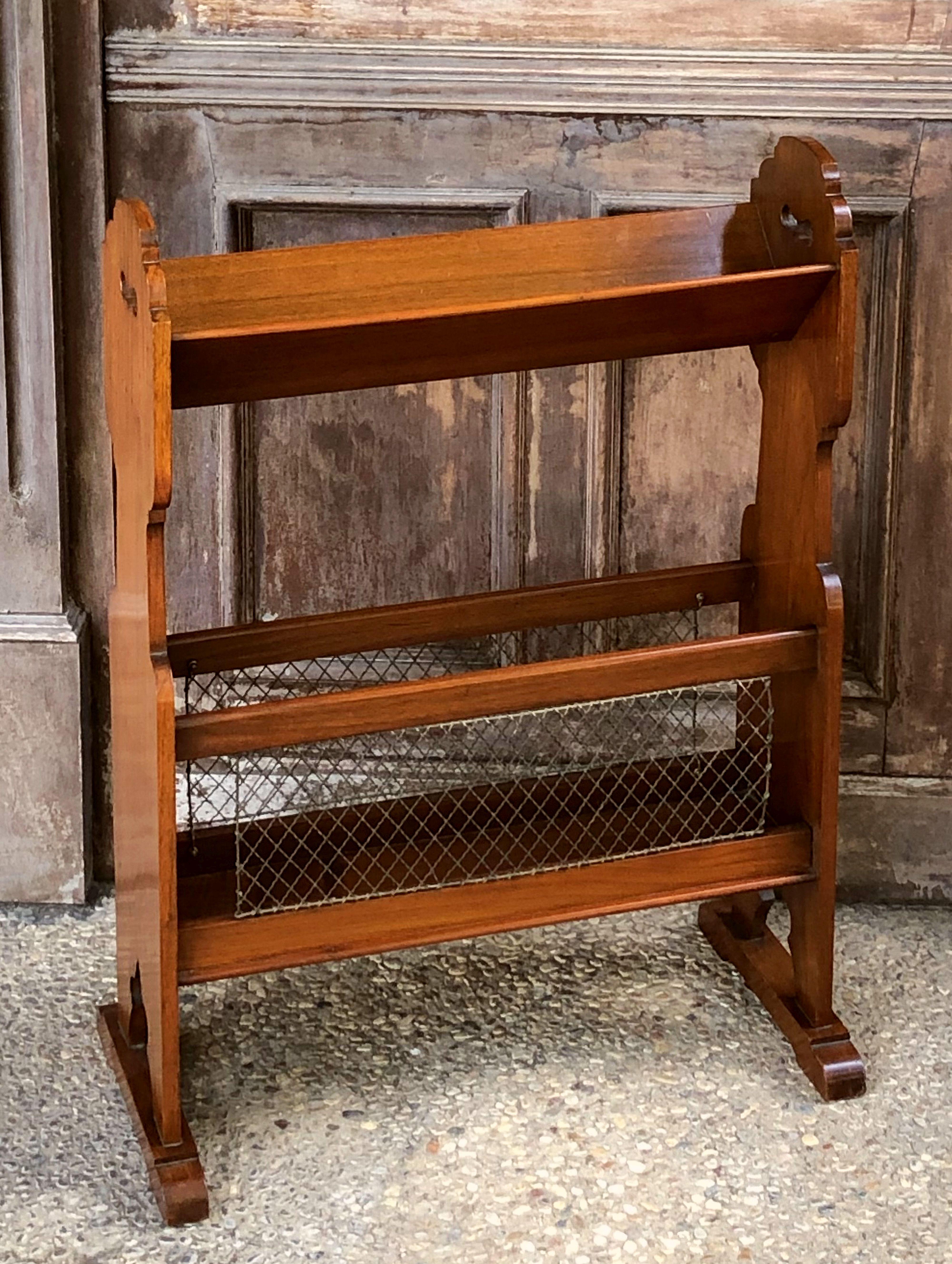 English Library Bookstand of Walnut from the Edwardian Era In Good Condition For Sale In Austin, TX