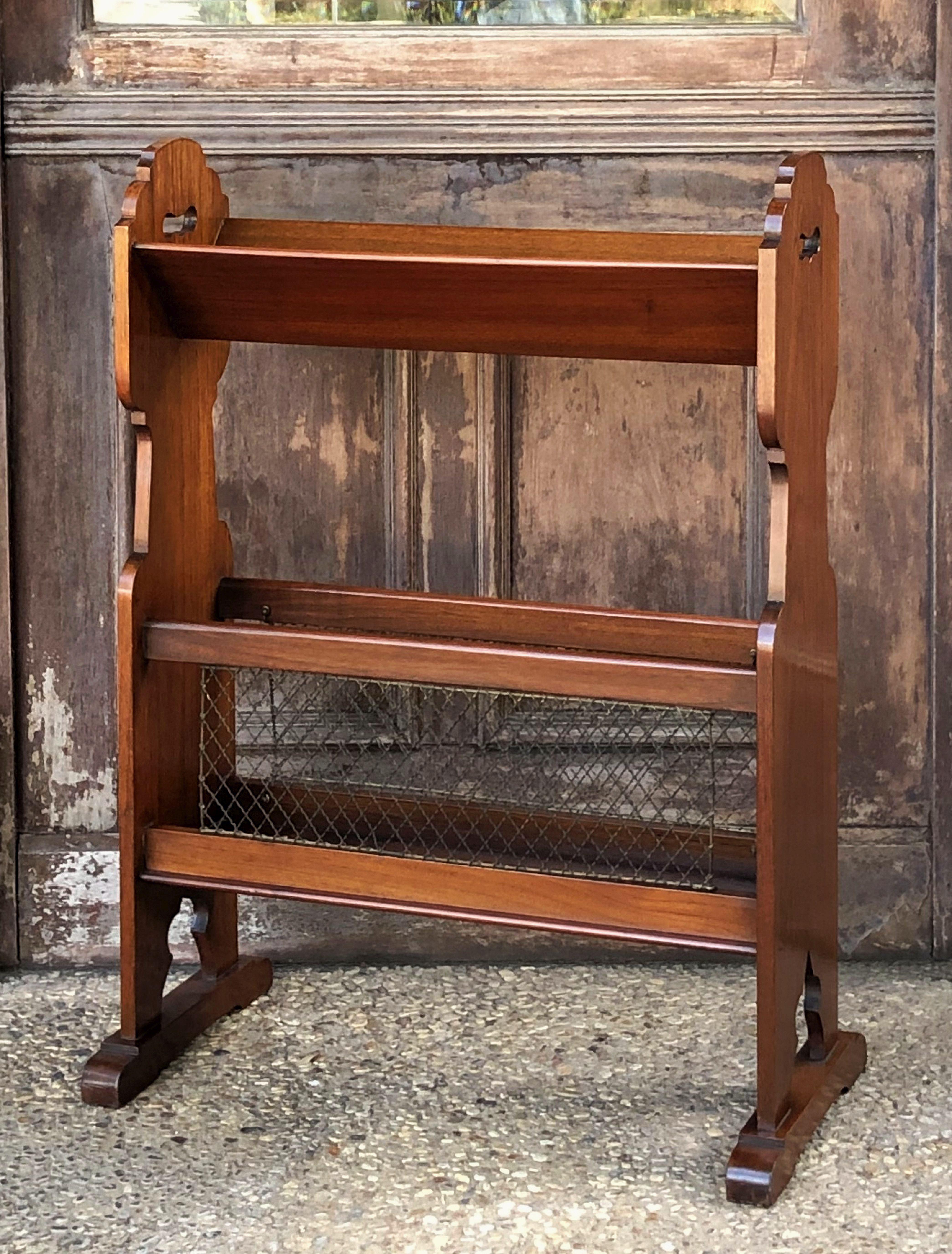 English Library Bookstand of Walnut from the Edwardian Era For Sale 1