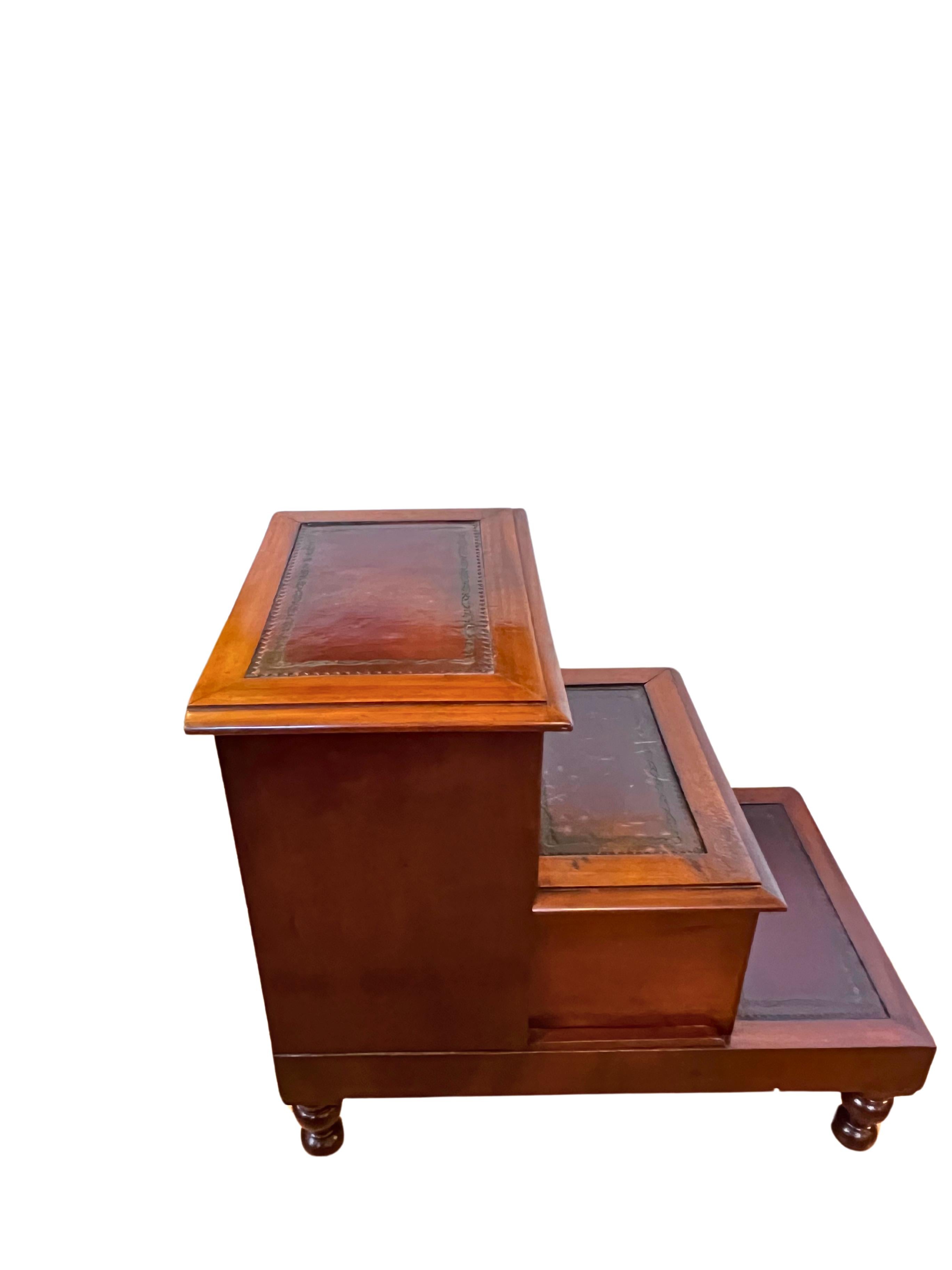Gradini da biblioteca inglese di ottima fattura in mogano con inserti in pelle intarsiata. Dispone di due scomparti per una comoda conservazione. Un pezzo di arredamento funzionale e senza tempo. Ca. 1890