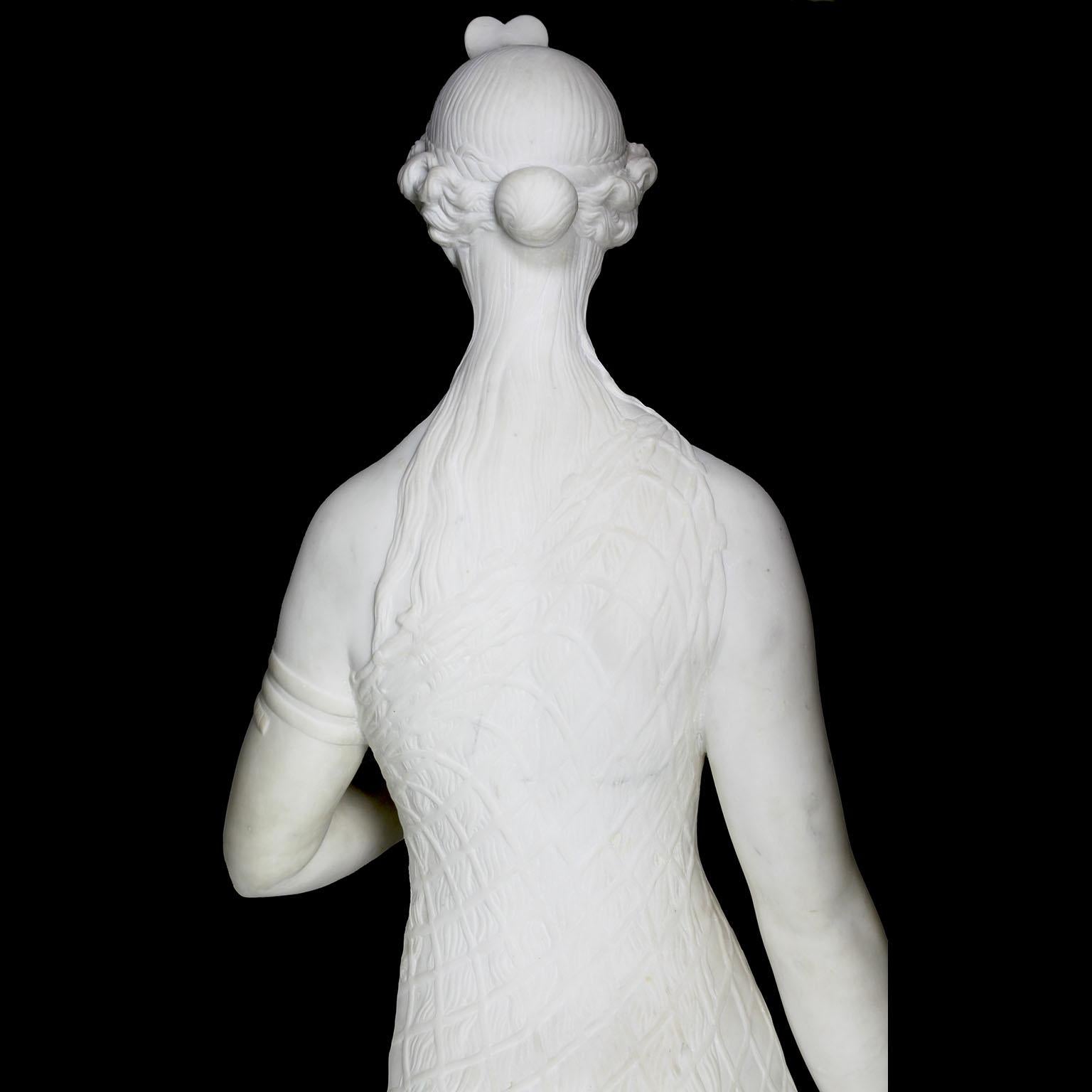 Fanciulla nuda in marmo bianco a grandezza naturale in stile neoclassico revival inglese con cane in vendita 10