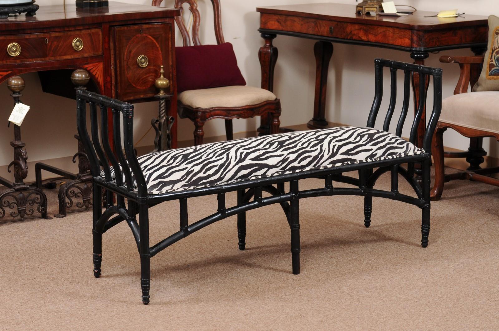 Anglais Banc anglais long en faux bambou peint en noir, 20ème siècle en vente