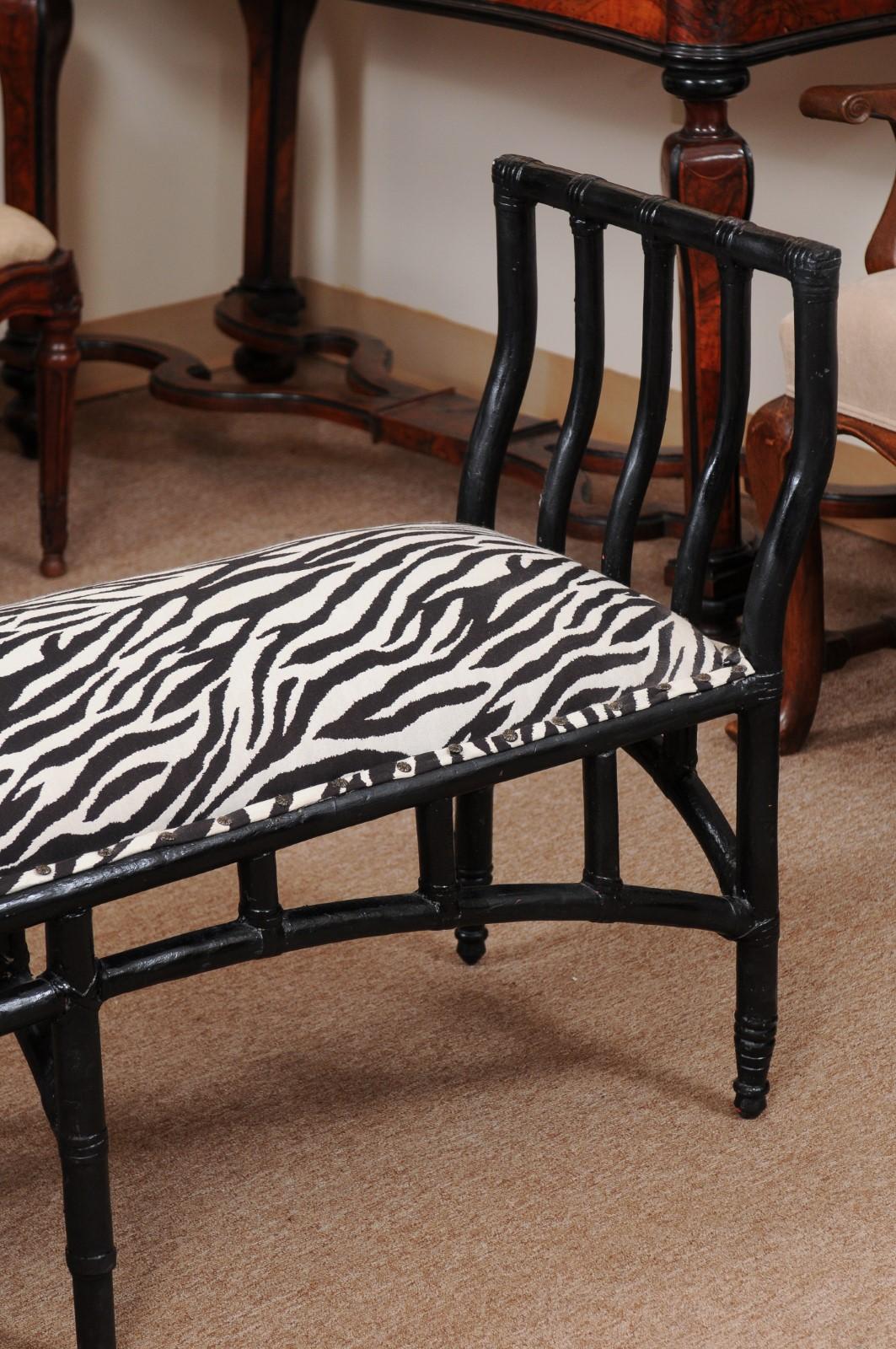 20ième siècle Banc anglais long en faux bambou peint en noir, 20ème siècle en vente