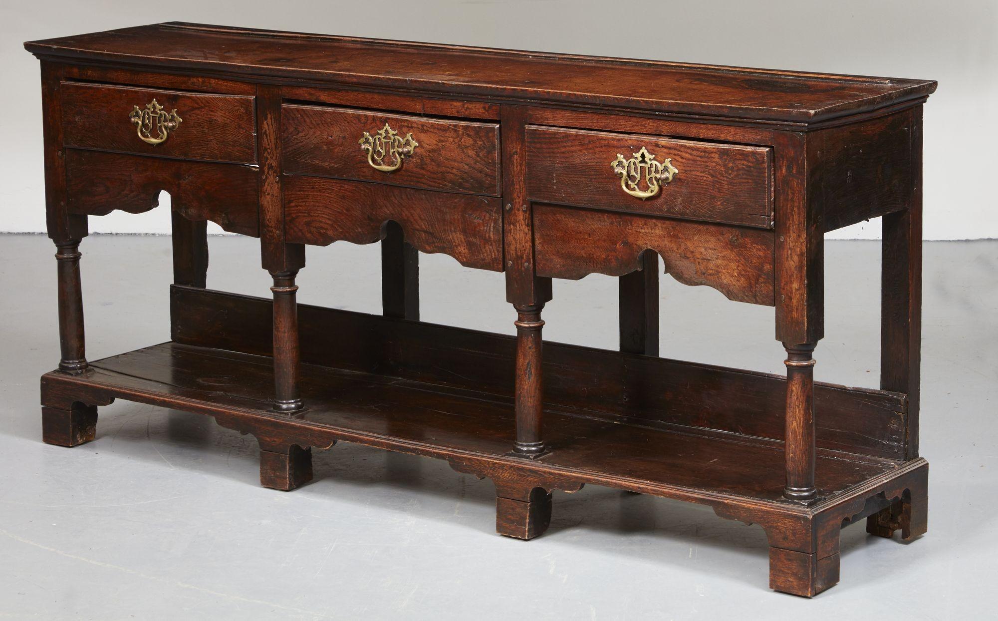 18th c. English Low Dresser with Potboard Base In Good Condition For Sale In Greenwich, CT