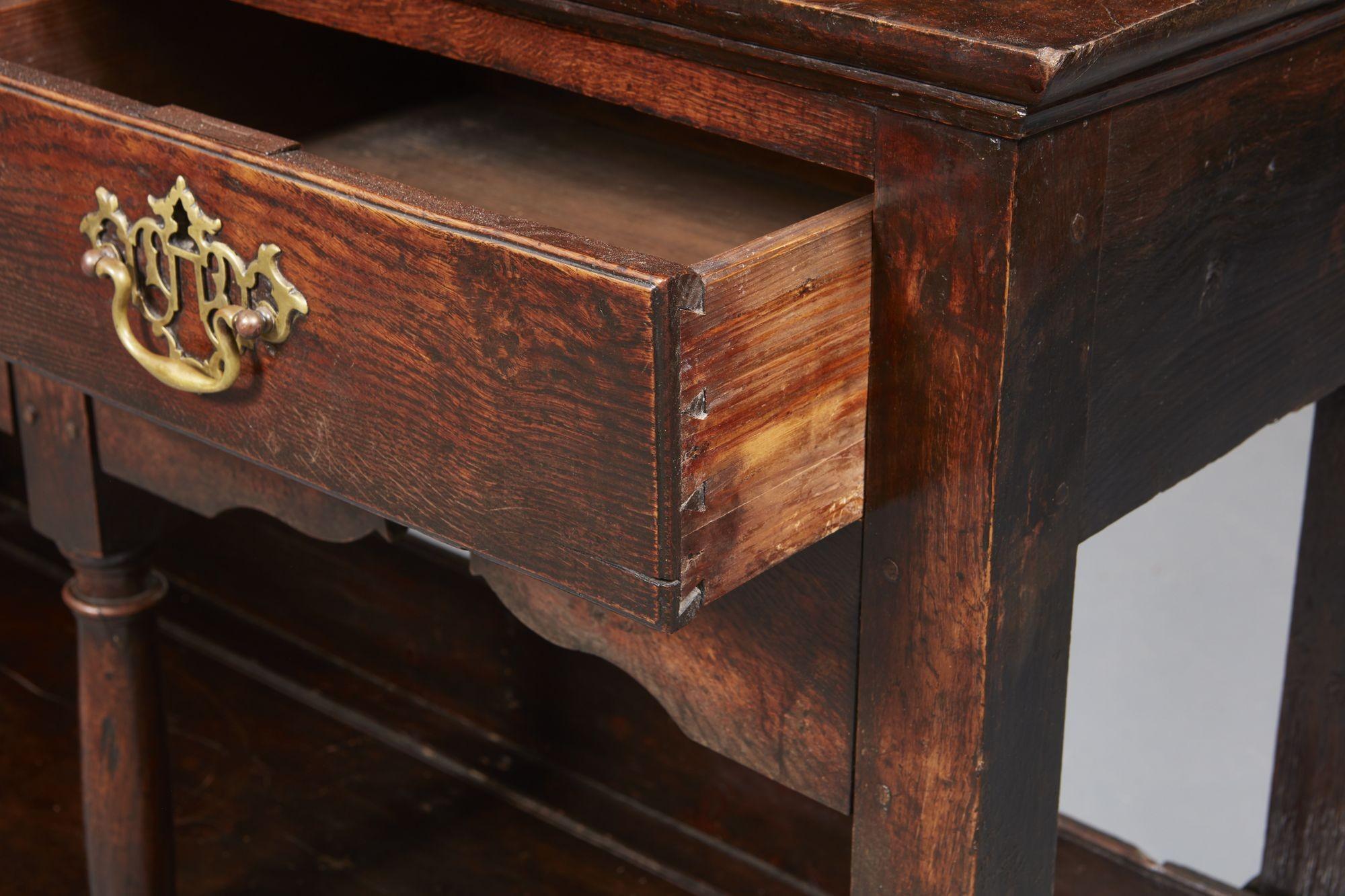 XVIII sec. Comò basso inglese con base in legno in vendita 2