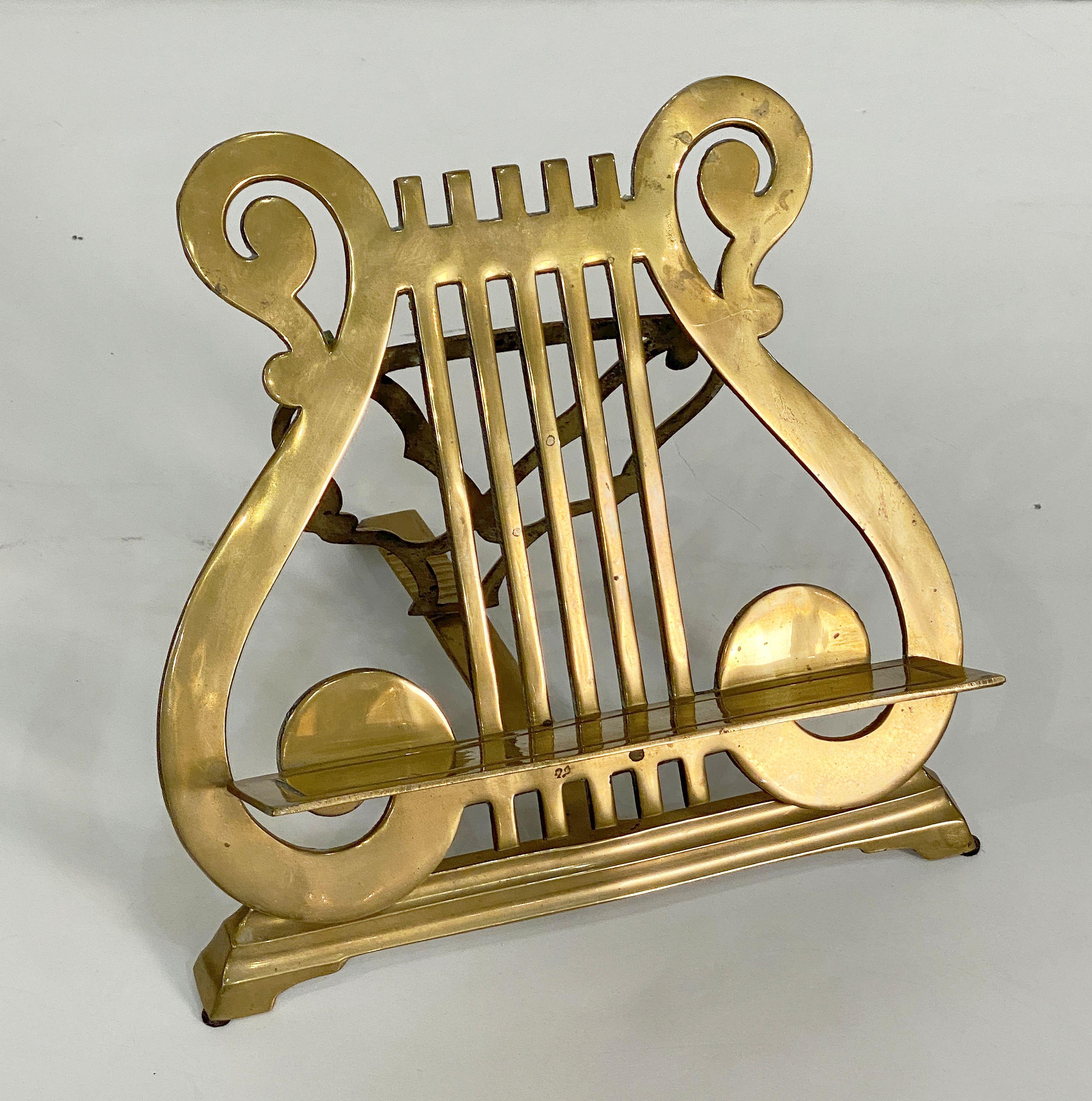 English Lyre-Shaped Book Lectern or Music Stand of Brass In Good Condition For Sale In Austin, TX