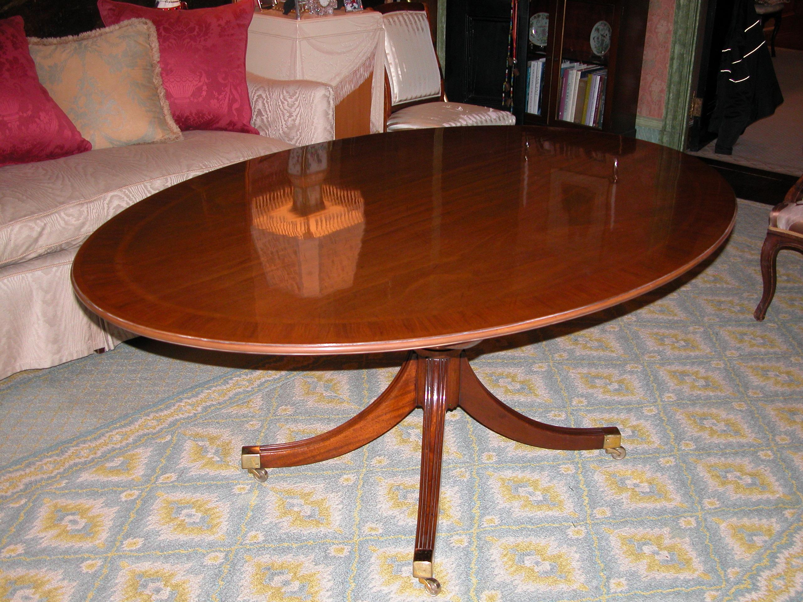 Ovaler Esszimmertisch aus gebändertem Mahagoni aus englischer Produktion auf einem einzelnen Sockel (Georgian)