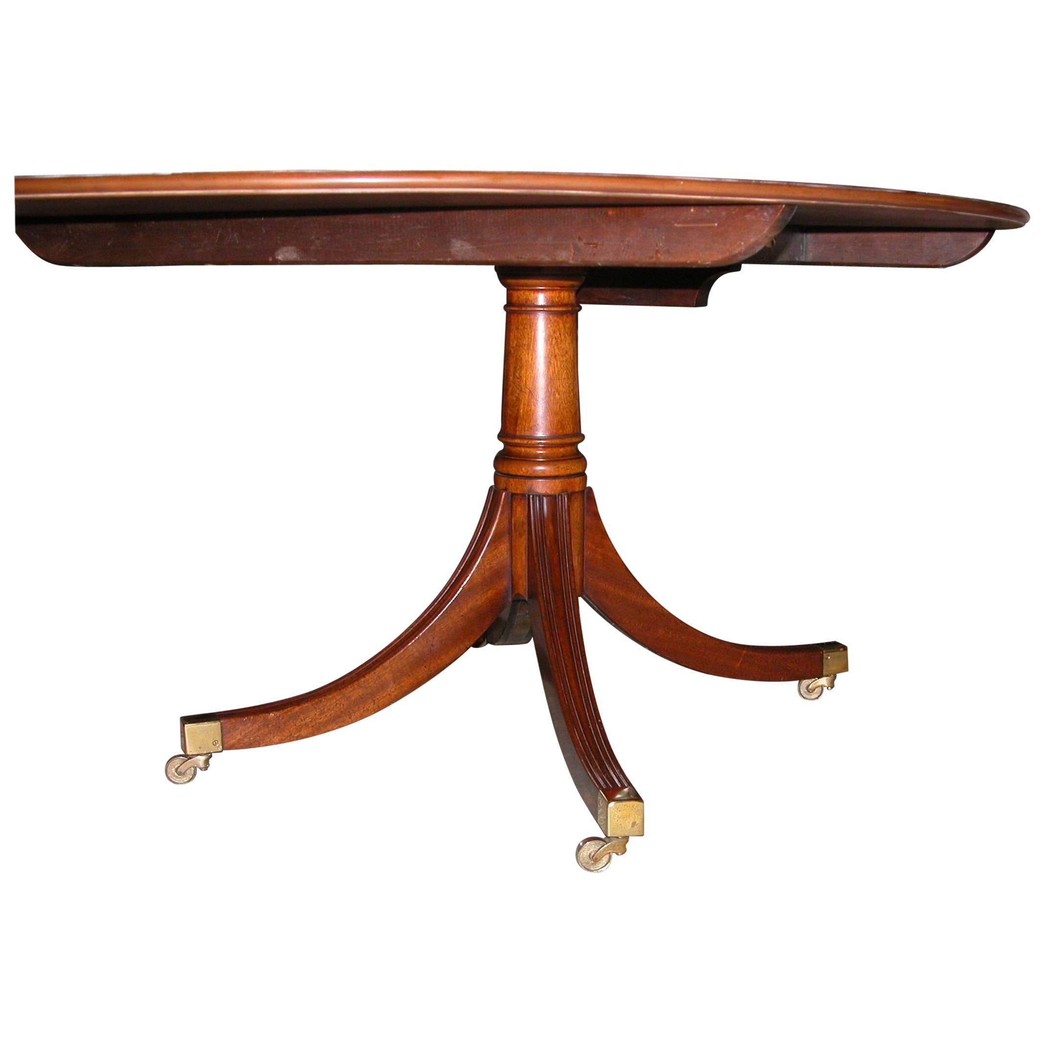 English Made Banded Mahogany Oval Dining Room Table on Single Pedestal In Excellent Condition In Pittsburgh, PA