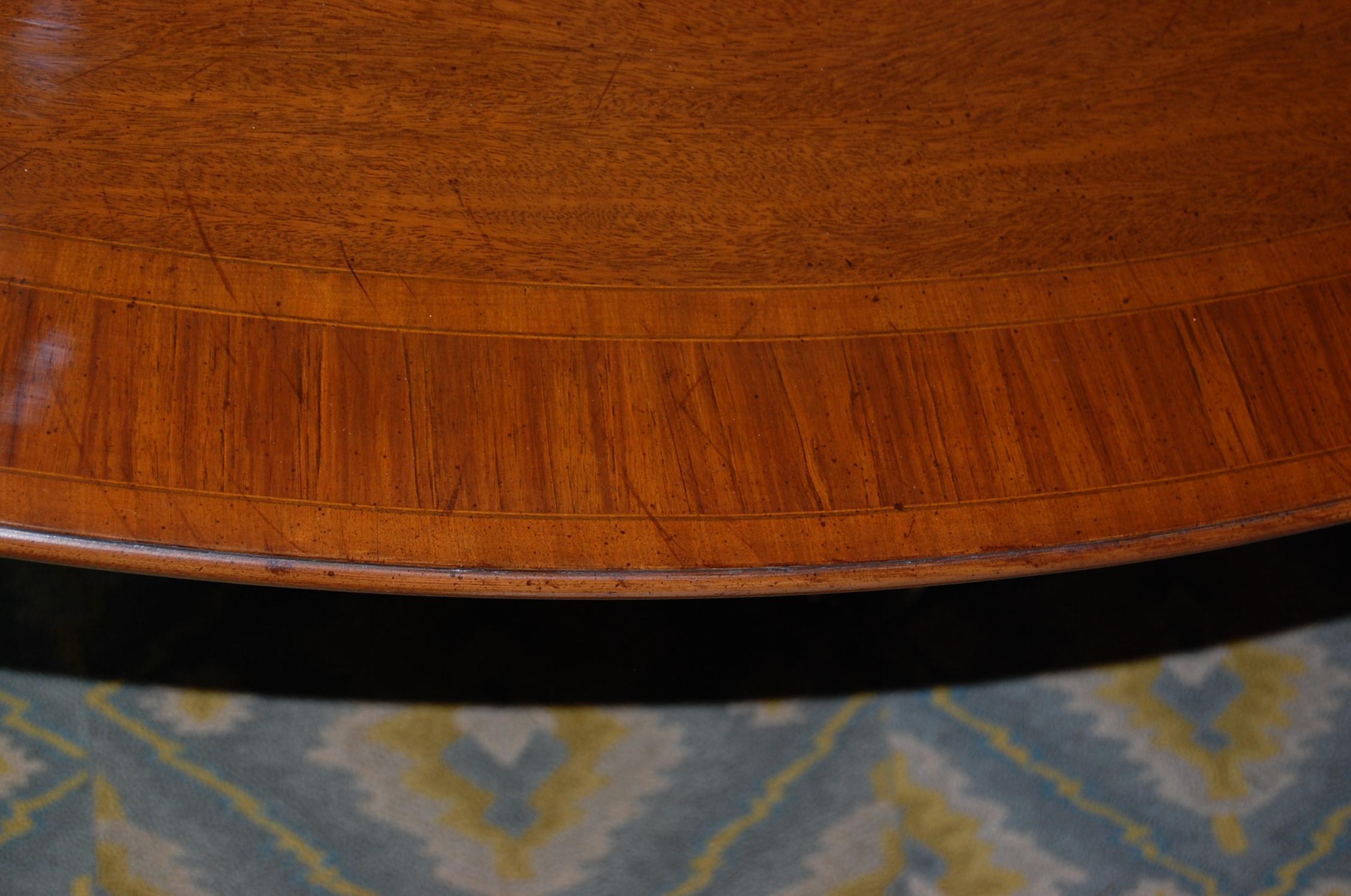 Ovaler Esszimmertisch aus gebändertem Mahagoni aus englischer Produktion auf einem einzelnen Sockel 1