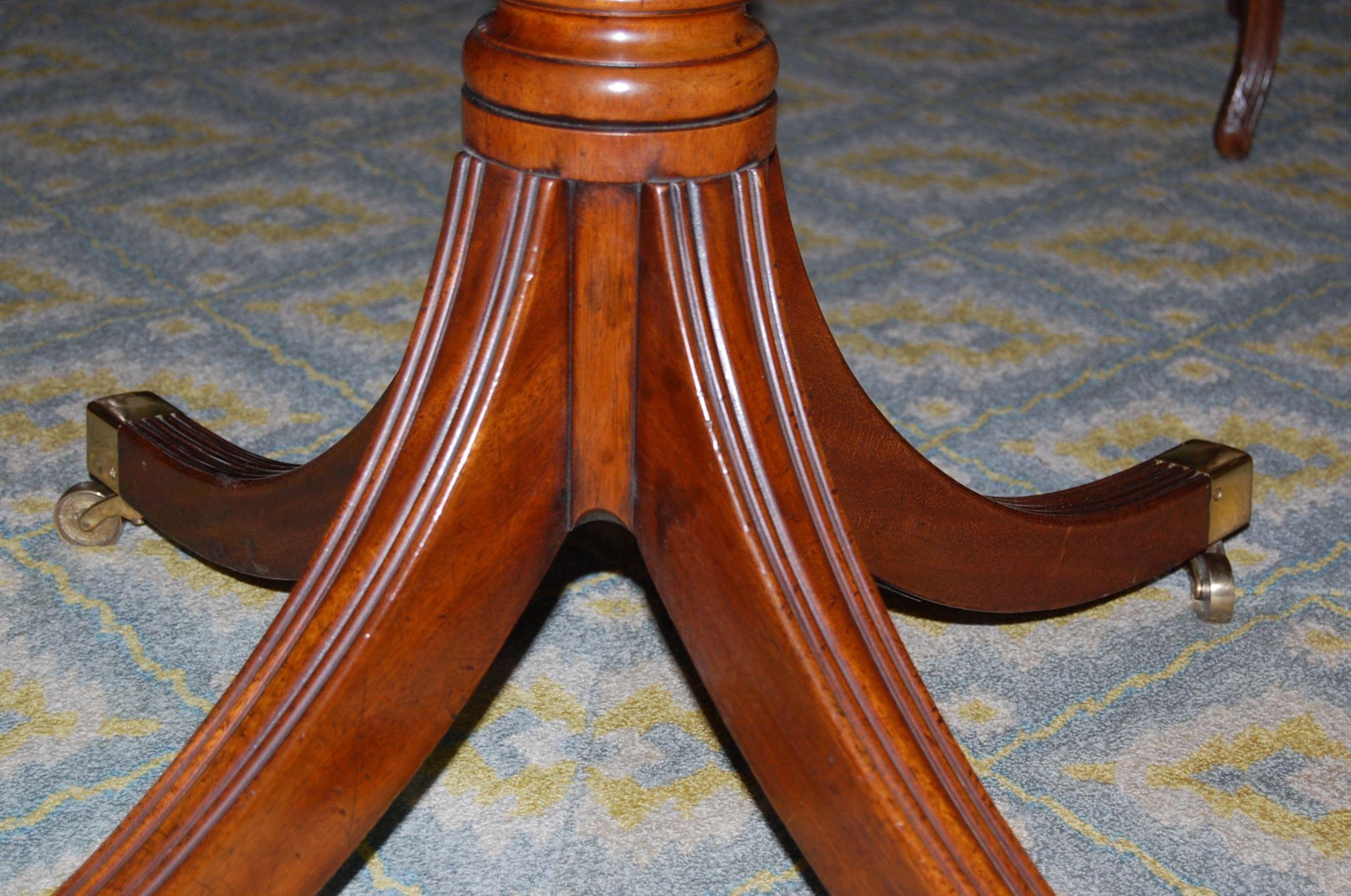Ovaler Esszimmertisch aus gebändertem Mahagoni aus englischer Produktion auf einem einzelnen Sockel 2