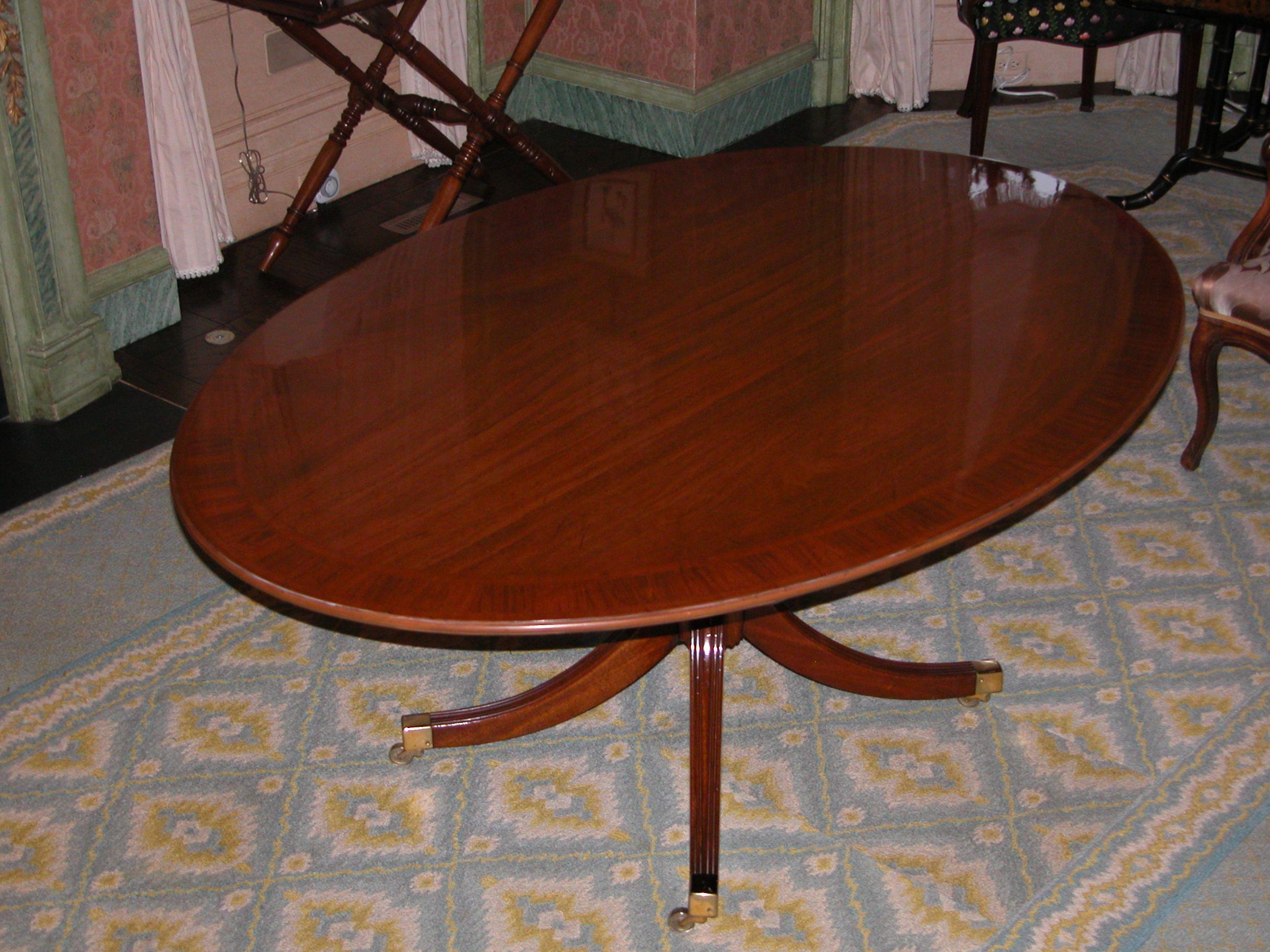 Ovaler Esszimmertisch aus gebändertem Mahagoni aus englischer Produktion auf einem einzelnen Sockel