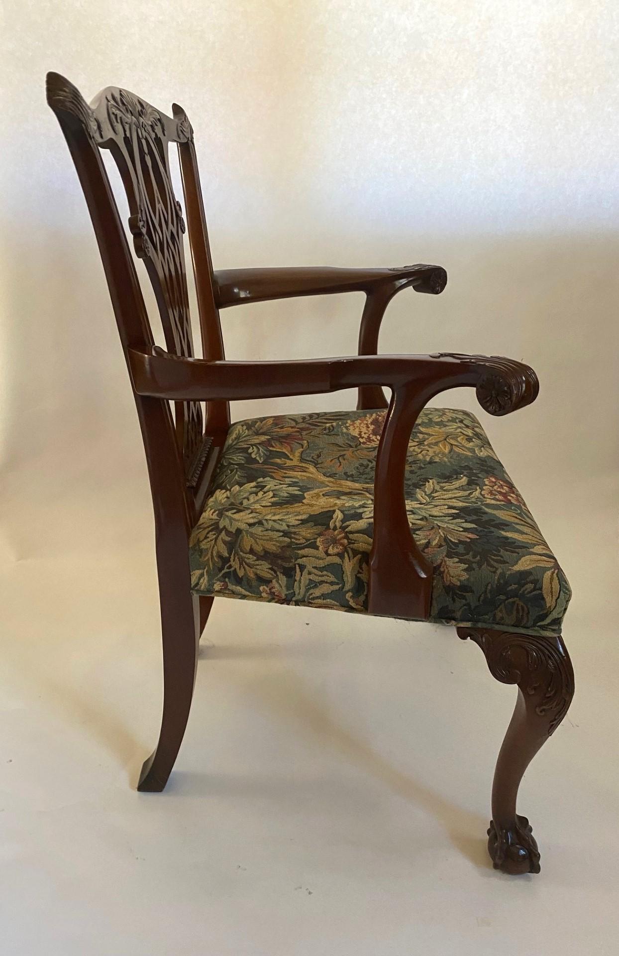 Exquis fauteuil en acajou de Wood & Hogan, fabriqué en Angleterre au début du style géorgien, avec des détails magnifiquement sculptés à la main qui mettent en valeur son design raffiné.  La chaise présente un joli dosseret percé et est soutenue par