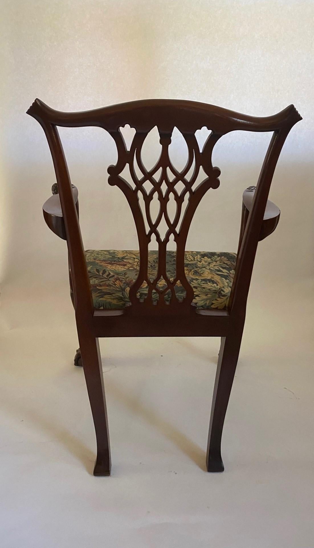 Sculpté à la main Fauteuil en acajou sculpté de style géorgien précoce de fabrication anglaise en vente