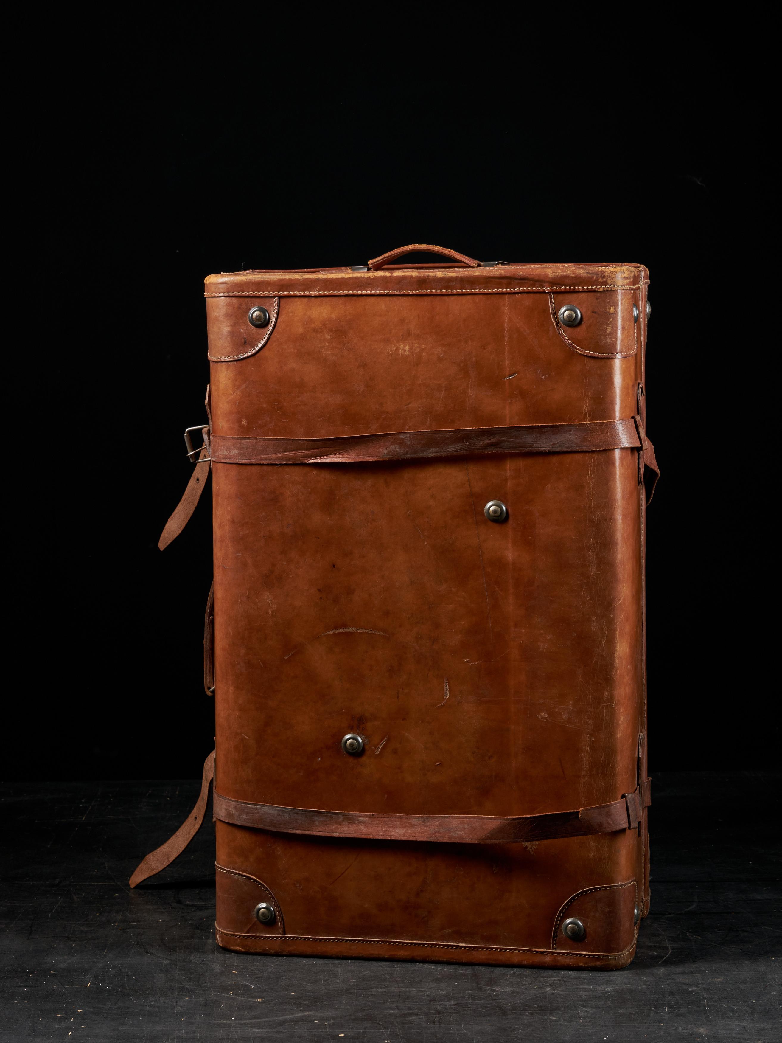 English Made Gentleman's Fine Leather Suitcase In Fair Condition In Leuven , BE