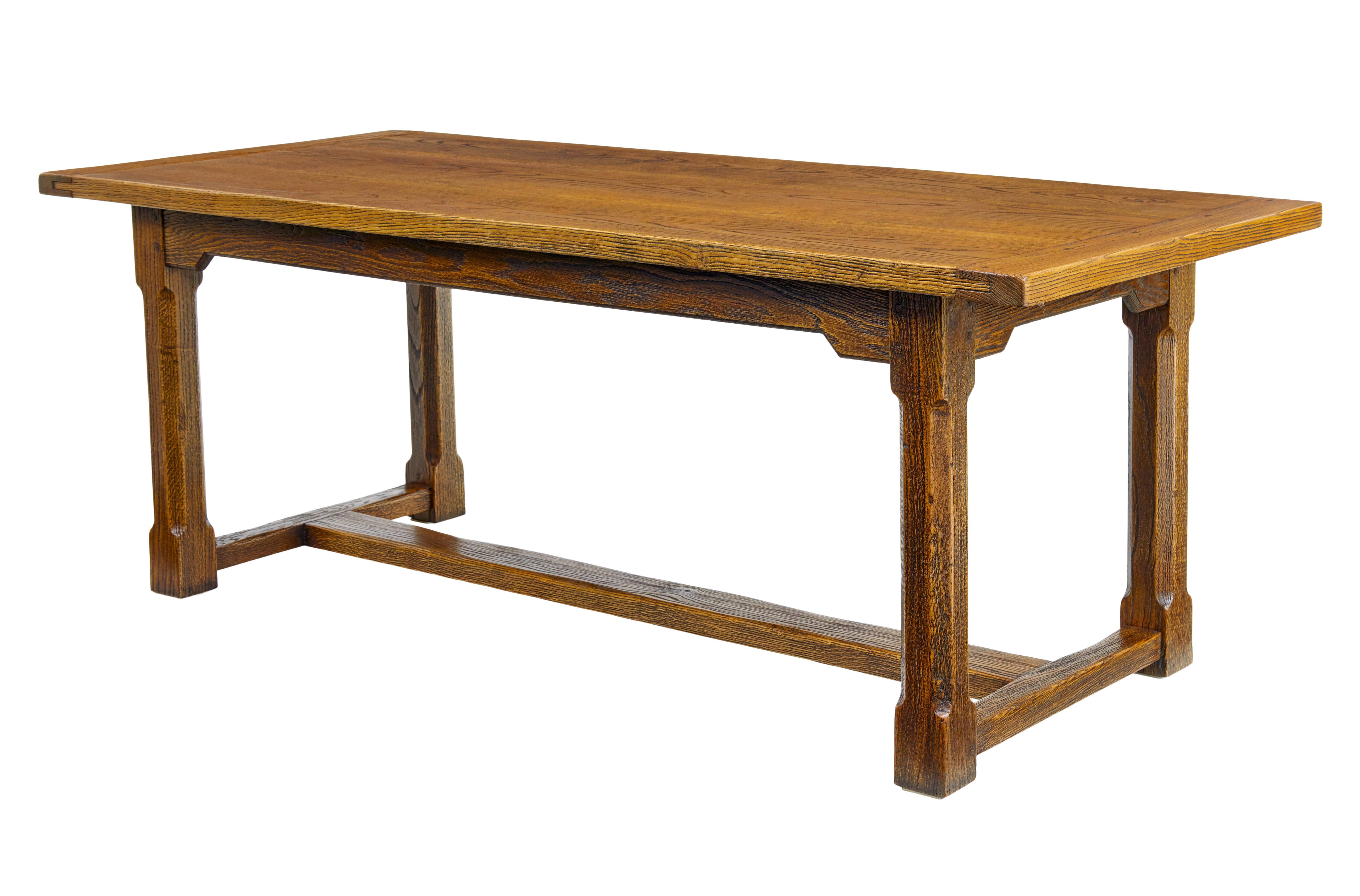 Tavolo da pranzo in rovere dorato di produzione inglese del 1990 circa.

Realizzato in rovere massiccio e presentato con una venatura aperta sulle superfici, sigillata con un lucidante per mettere in evidenza il ricco colore dorato.  Può ospitare