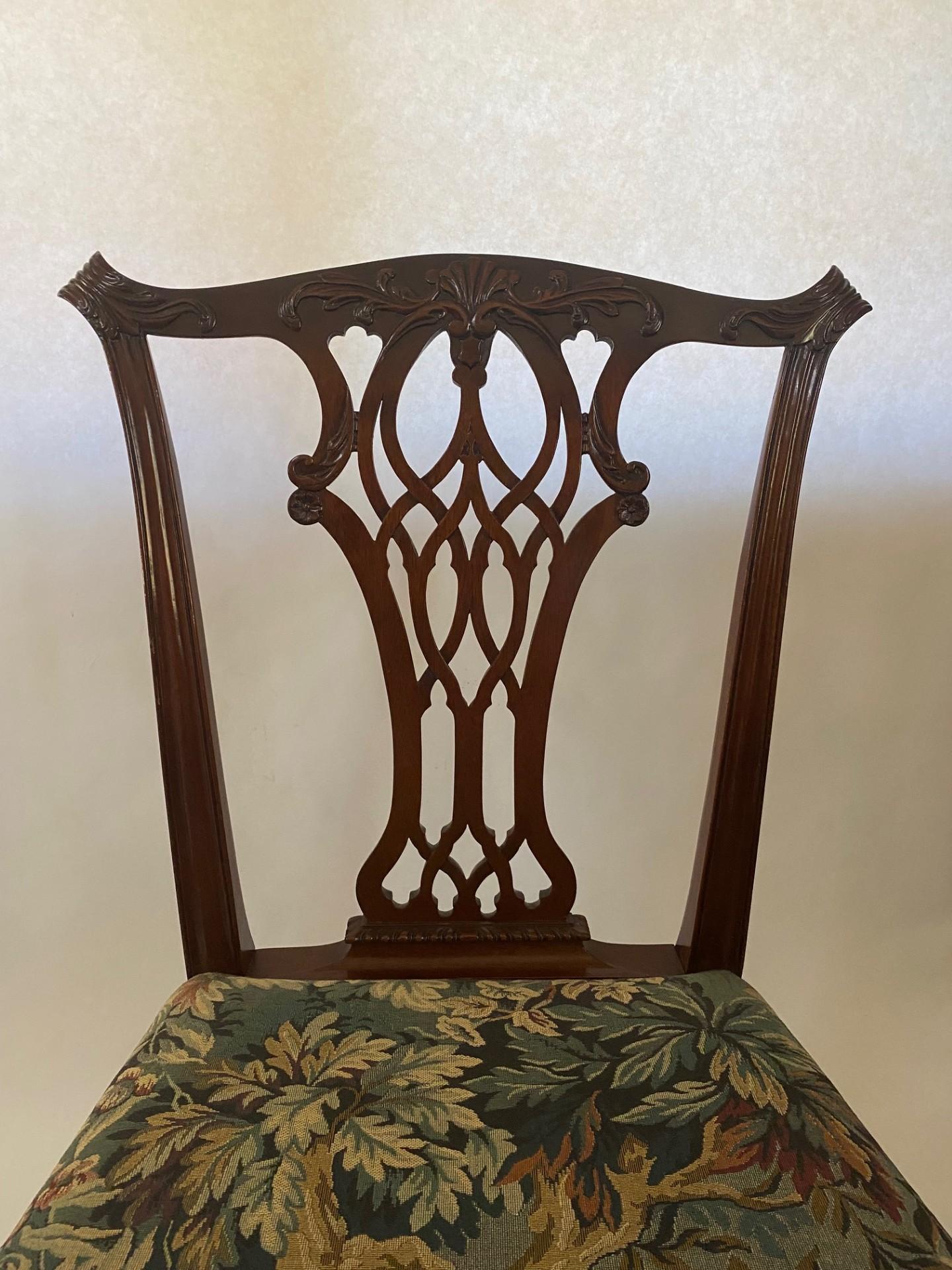 Exquise chaise d'appoint en acajou de Wood & Hogan, fabriquée en Angleterre au début du style géorgien, avec des détails magnifiquement sculptés à la main qui rehaussent son design raffiné.  La chaise présente un joli dosseret percé et est soutenue