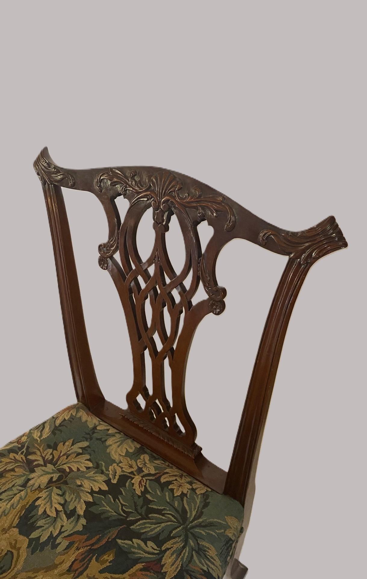 Sculpté à la main Chaise d'appoint anglaise sculptée à la main, de style géorgien précoce en vente