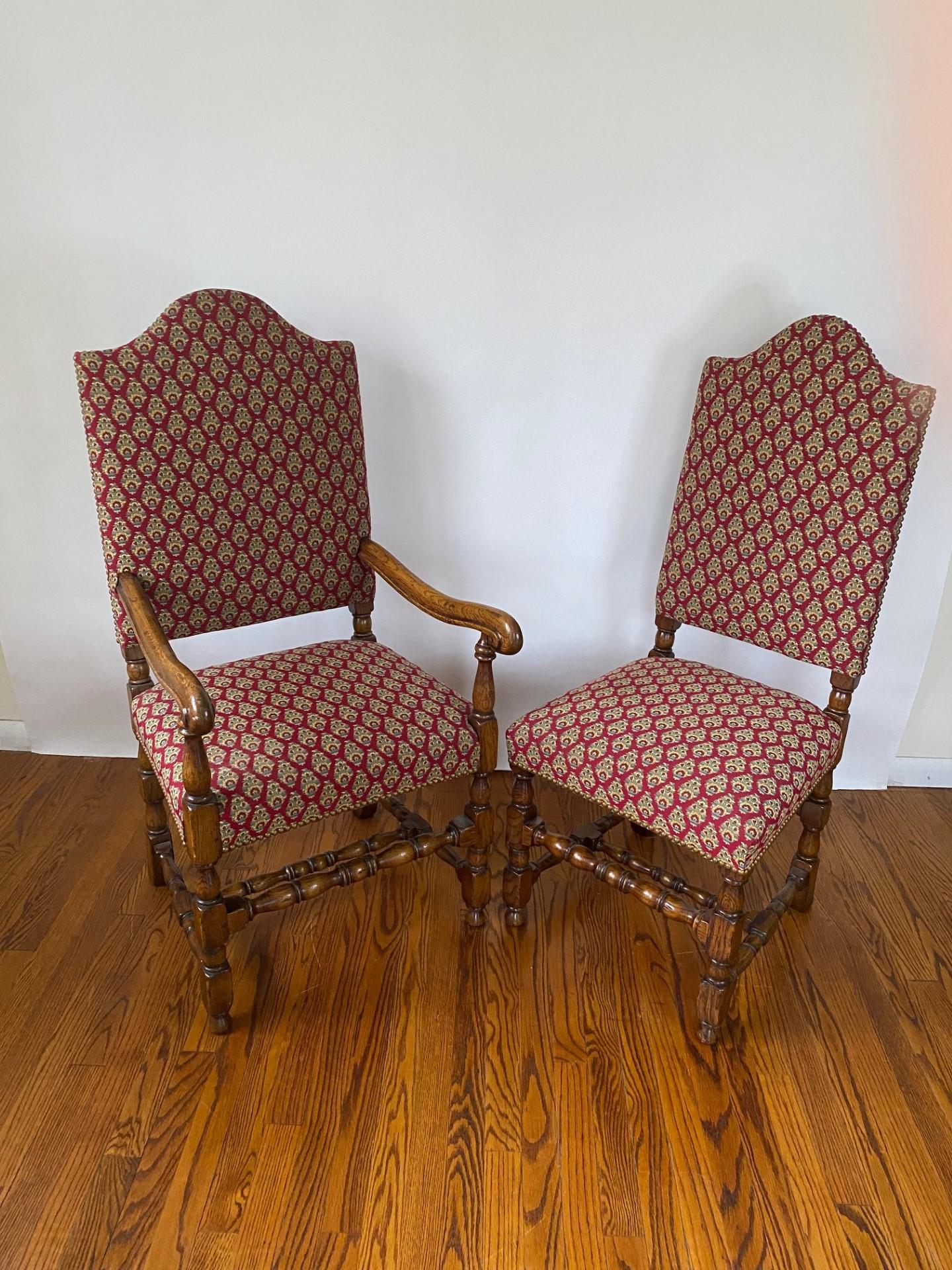 Diese  Die neuen englischen Esszimmerstühle im Tudor-Stil verfügen über einen stabilen Rahmen aus massivem Eichenholz, das für seine Haltbarkeit und zeitlose Schönheit bekannt ist. Die natürliche Maserung des Holzes verleiht dem Stuhl Wärme und