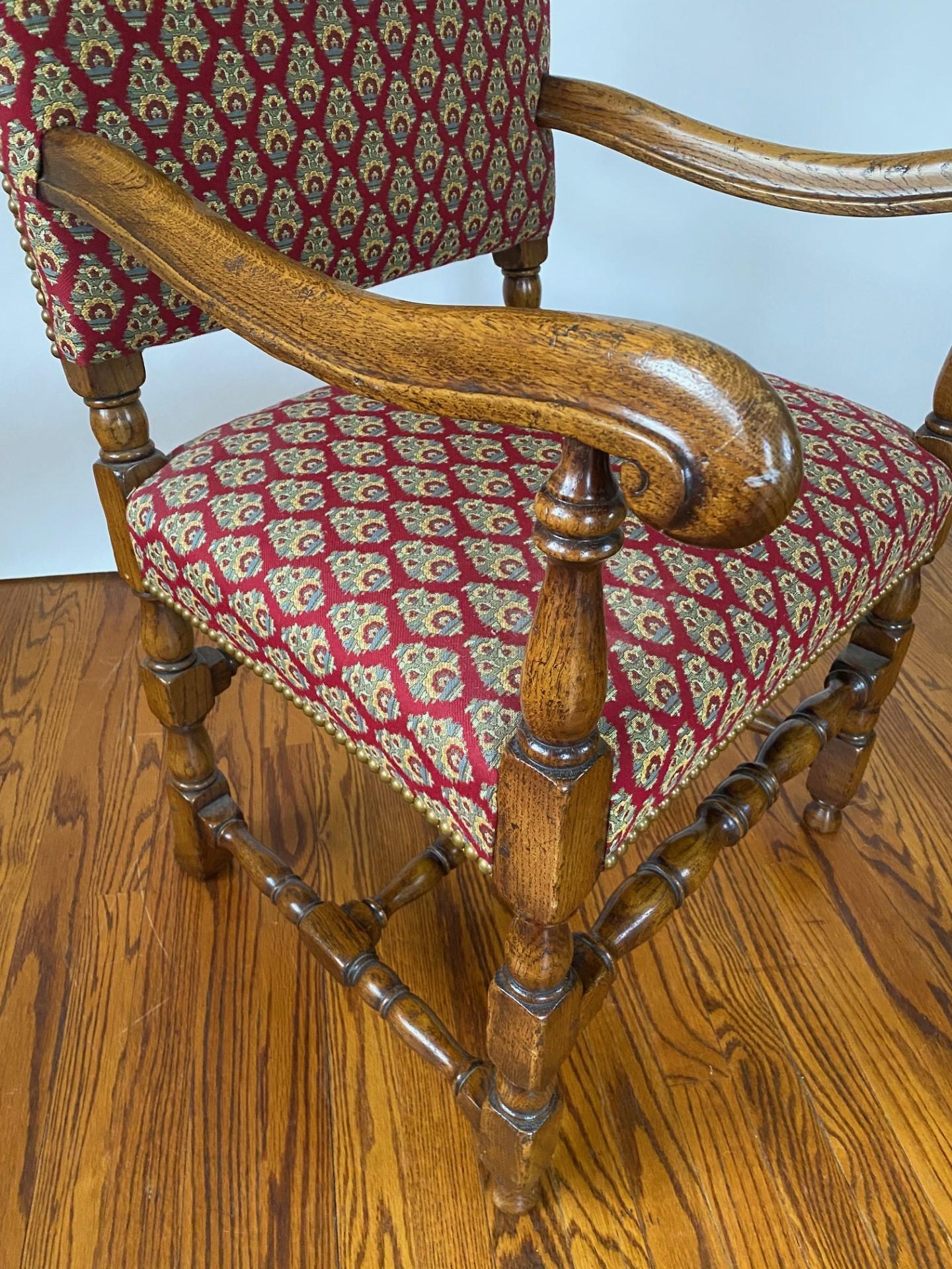 English-Made Late 17th Century Style Solid Oak High Back Side & Arm Chair im Zustand „Hervorragend“ im Angebot in North Salem, NY