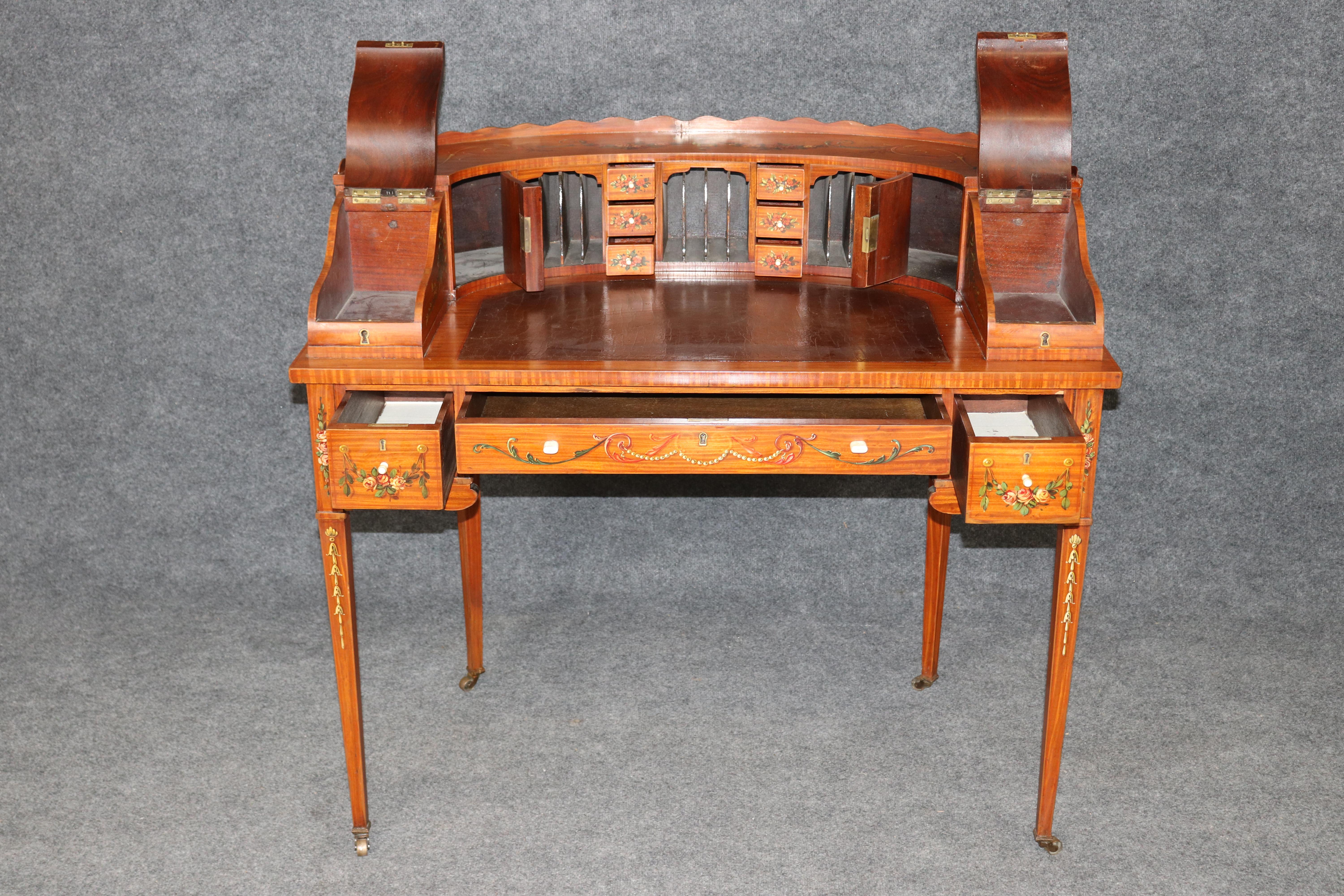 Questo scrittoio Carlton House Fine Furniture in legno satinato del 1890, squisito esempio di arredamento tardo-vittoriano o del primo periodo edoardiano, incarna la raffinata eleganza degli stili Sheraton Revival e Neoclassico. Realizzato in legno