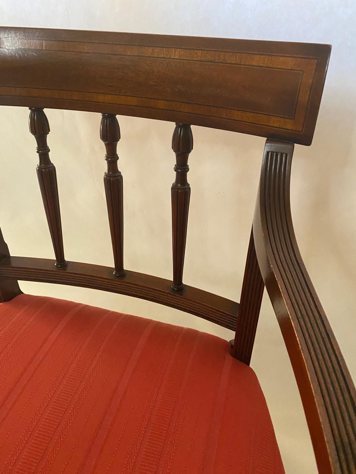 Inglese Poltrona in stile Sheraton inglese in mogano con intarsi in legno di raso in vendita