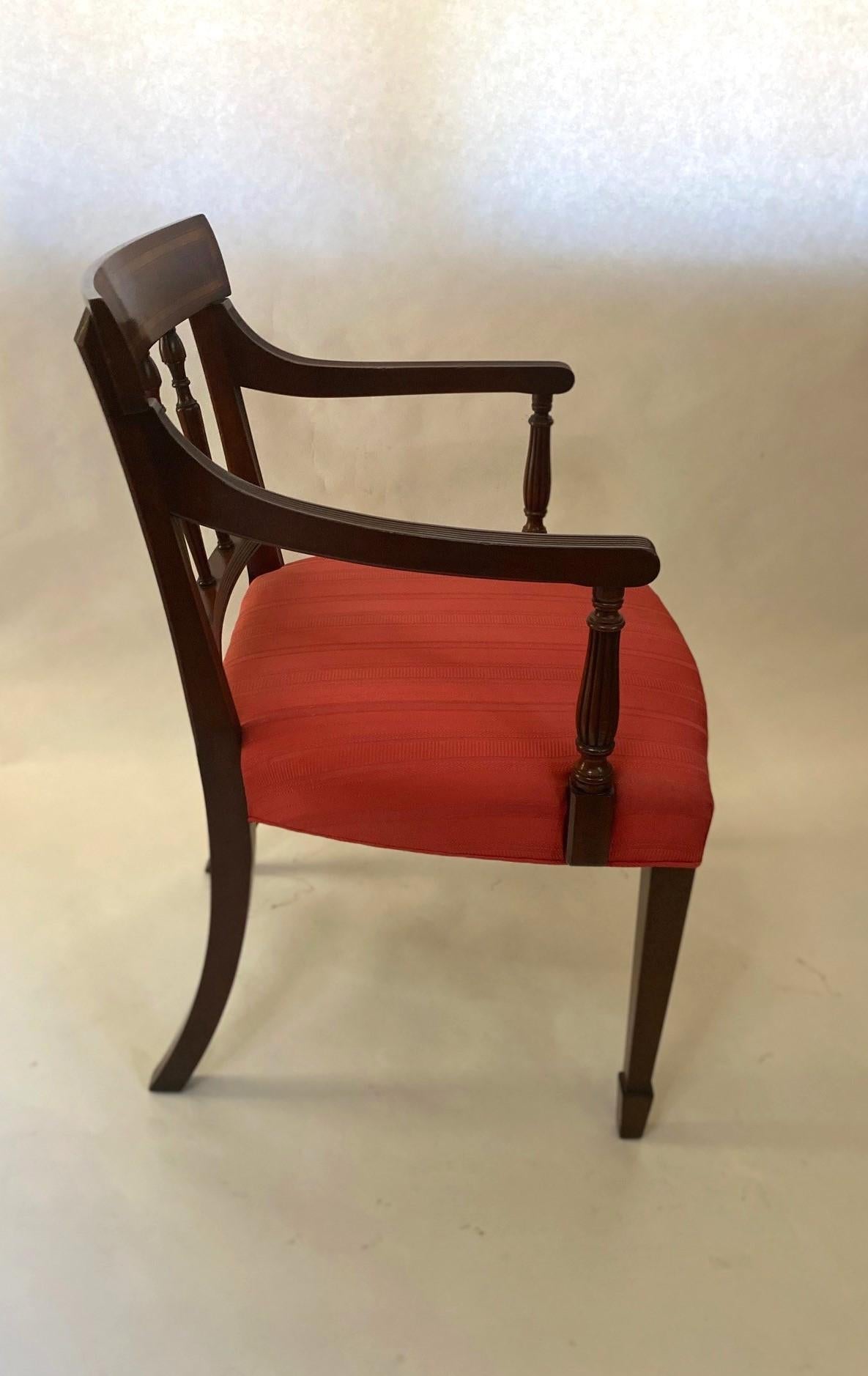 XX secolo Poltrona in stile Sheraton inglese in mogano con intarsi in legno di raso in vendita