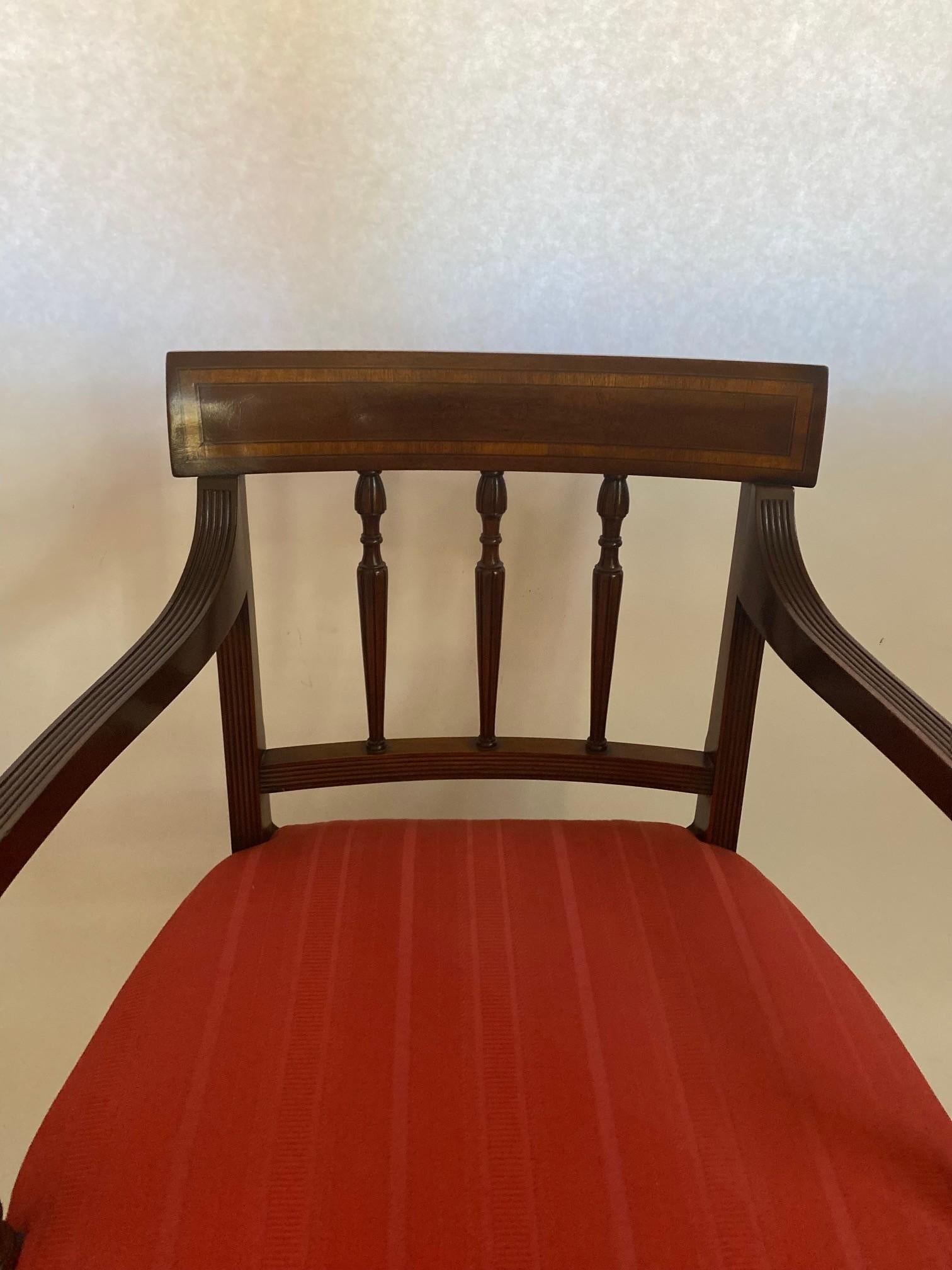 Poltrona in stile Sheraton inglese in mogano con intarsi in legno di raso in vendita 1