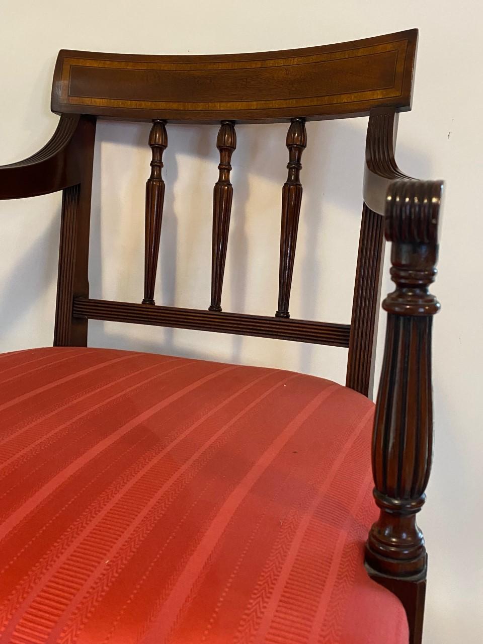 Poltrona in stile Sheraton inglese in mogano con intarsi in legno di raso in vendita 3