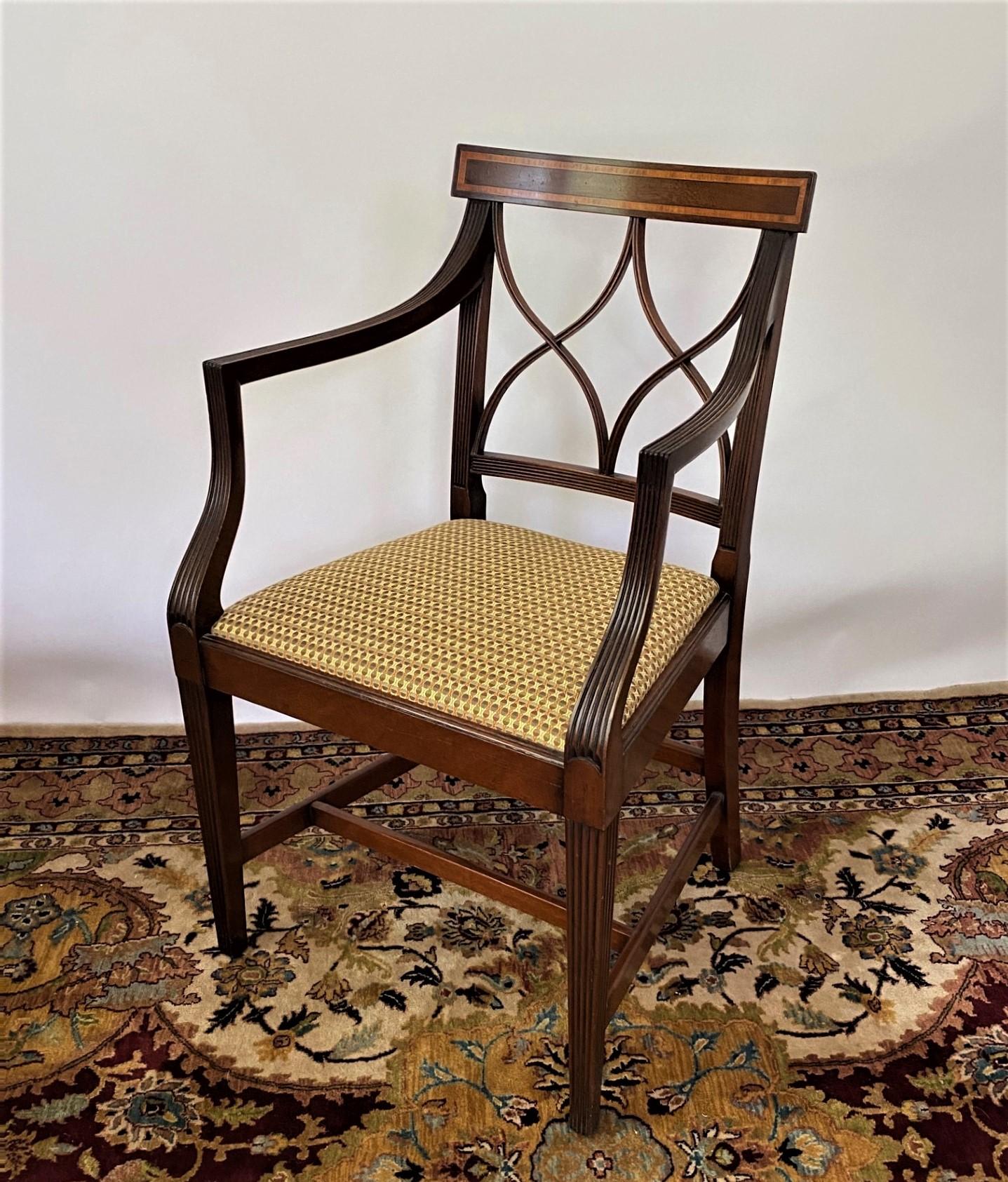 Très beau fauteuil Sheraton en acajou de fabrication anglaise avec panneau arrière incrusté de bois de tulipier, élégant dossier en double 