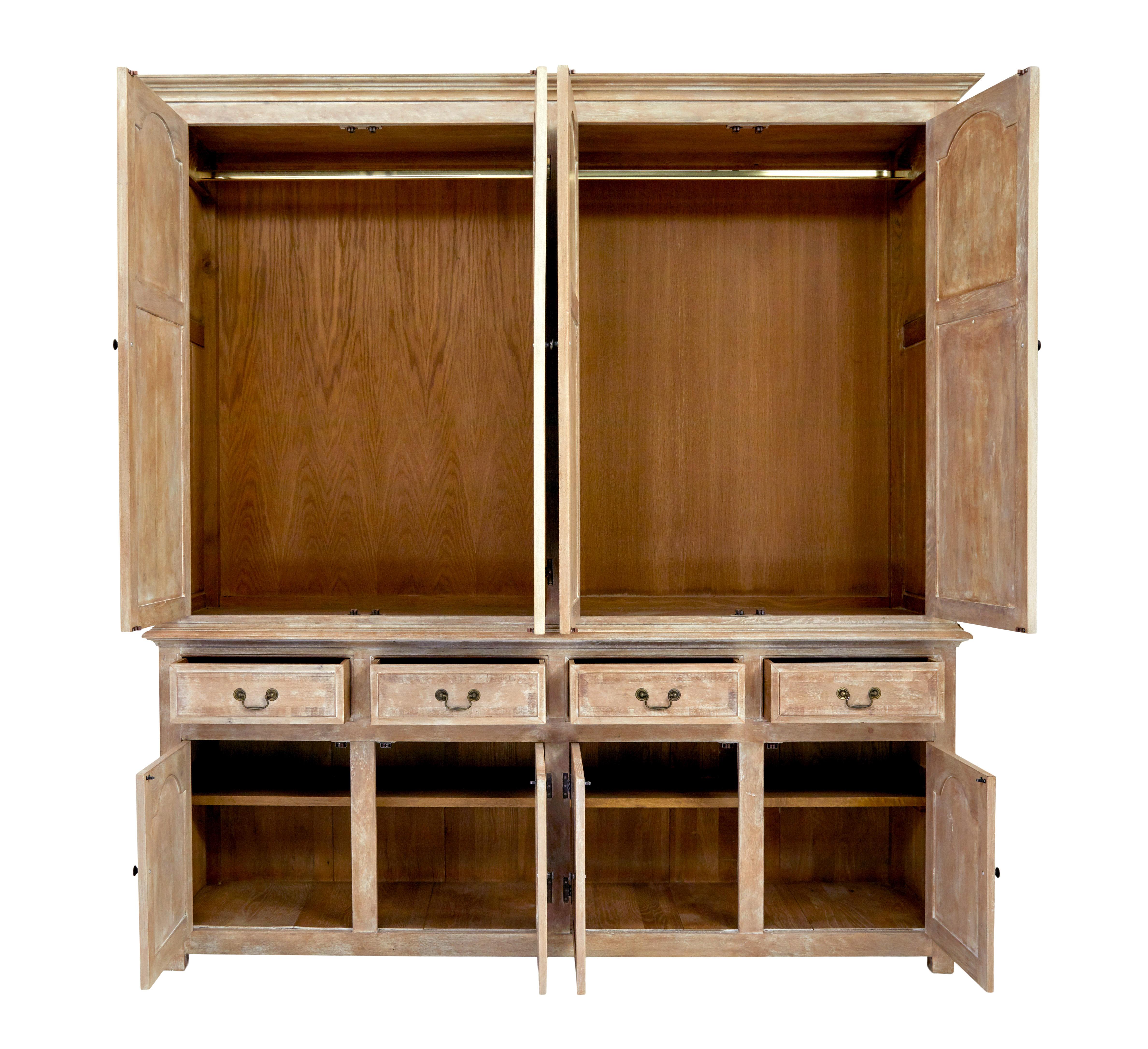 Englischer Haushälterinnenschrank aus massiver Eiche (Georgian) im Angebot