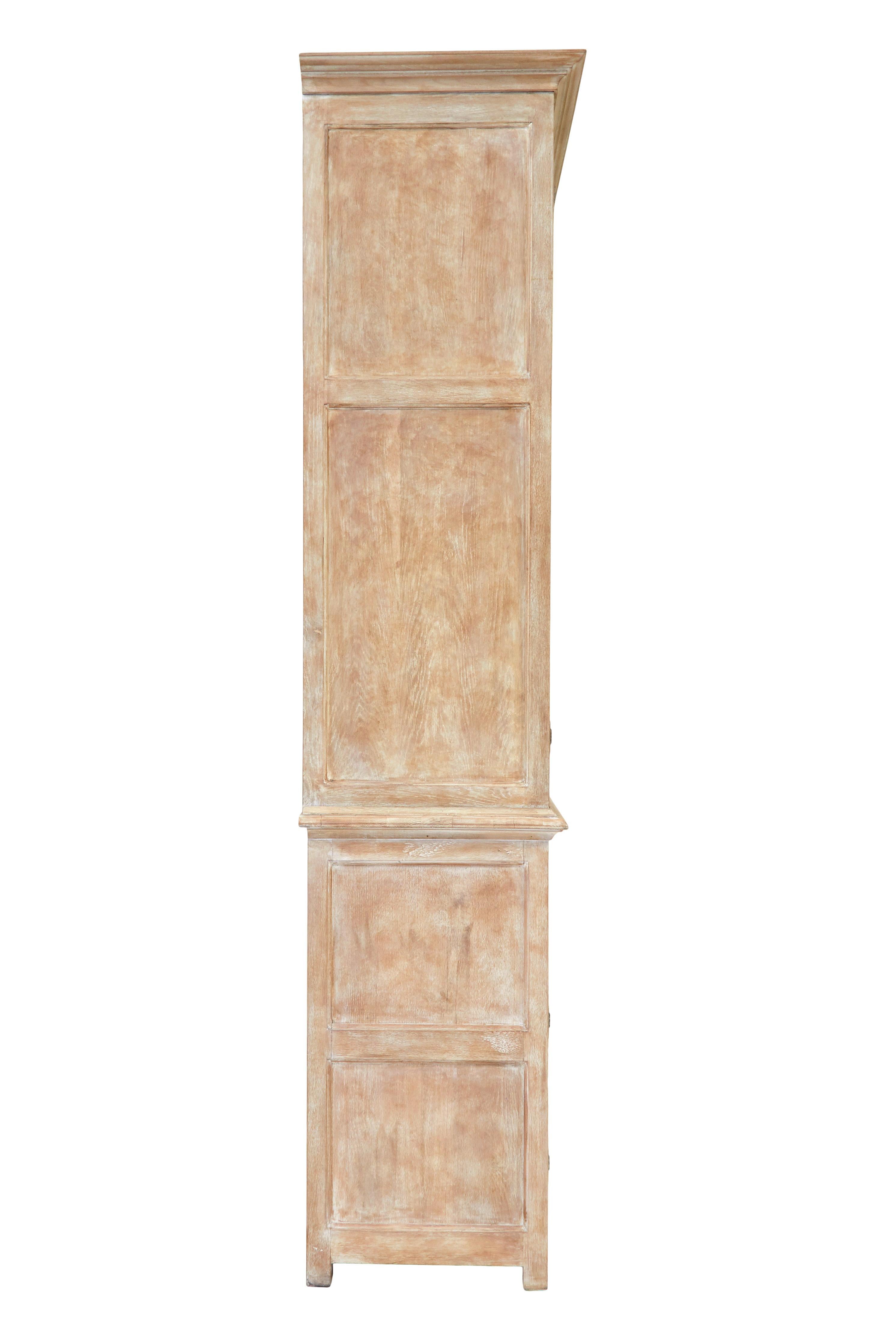 Englischer Haushälterinnenschrank aus massiver Eiche (Handgeschnitzt) im Angebot