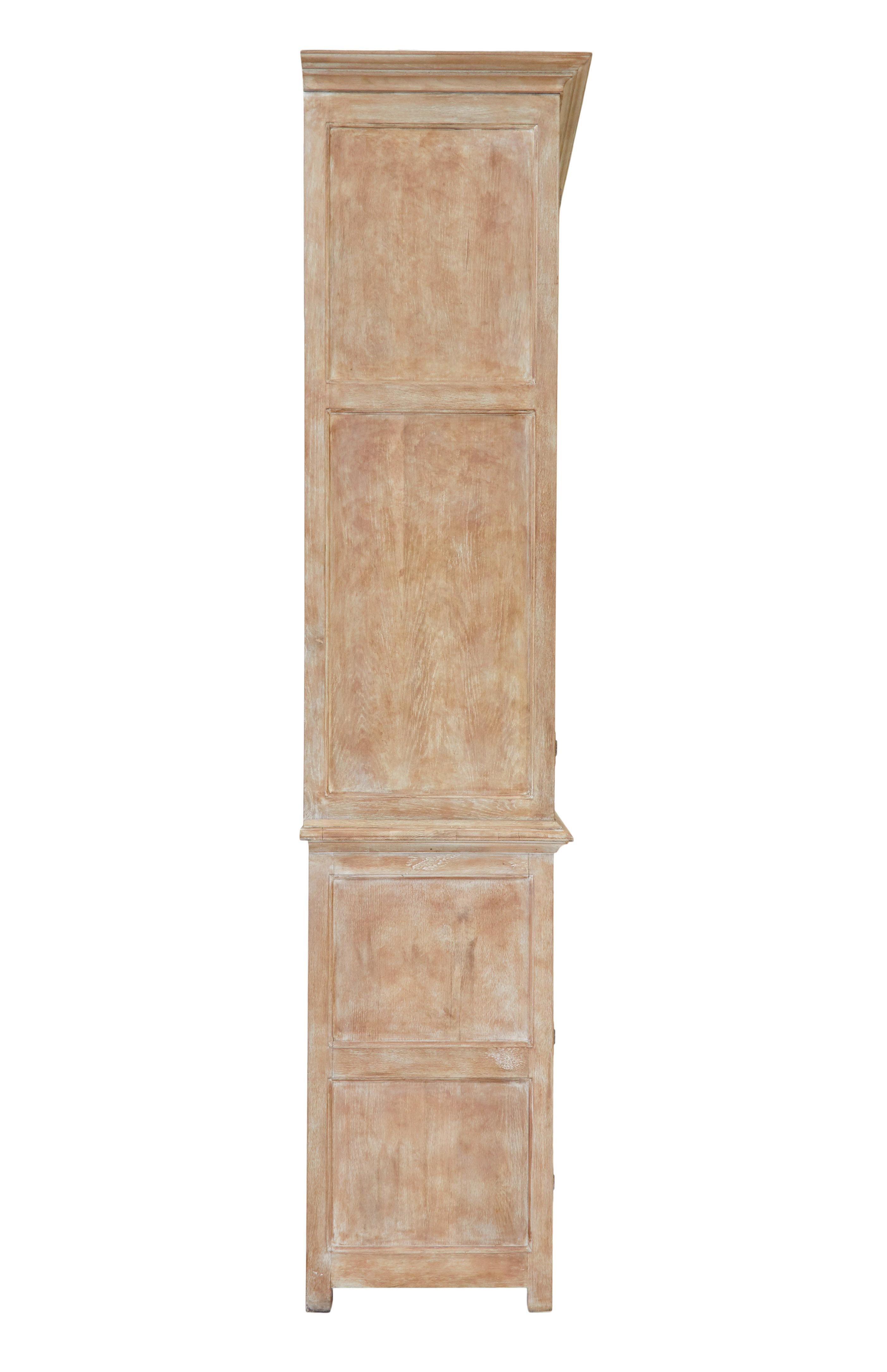 Englischer Haushälterinnenschrank aus massiver Eiche (21. Jahrhundert und zeitgenössisch) im Angebot