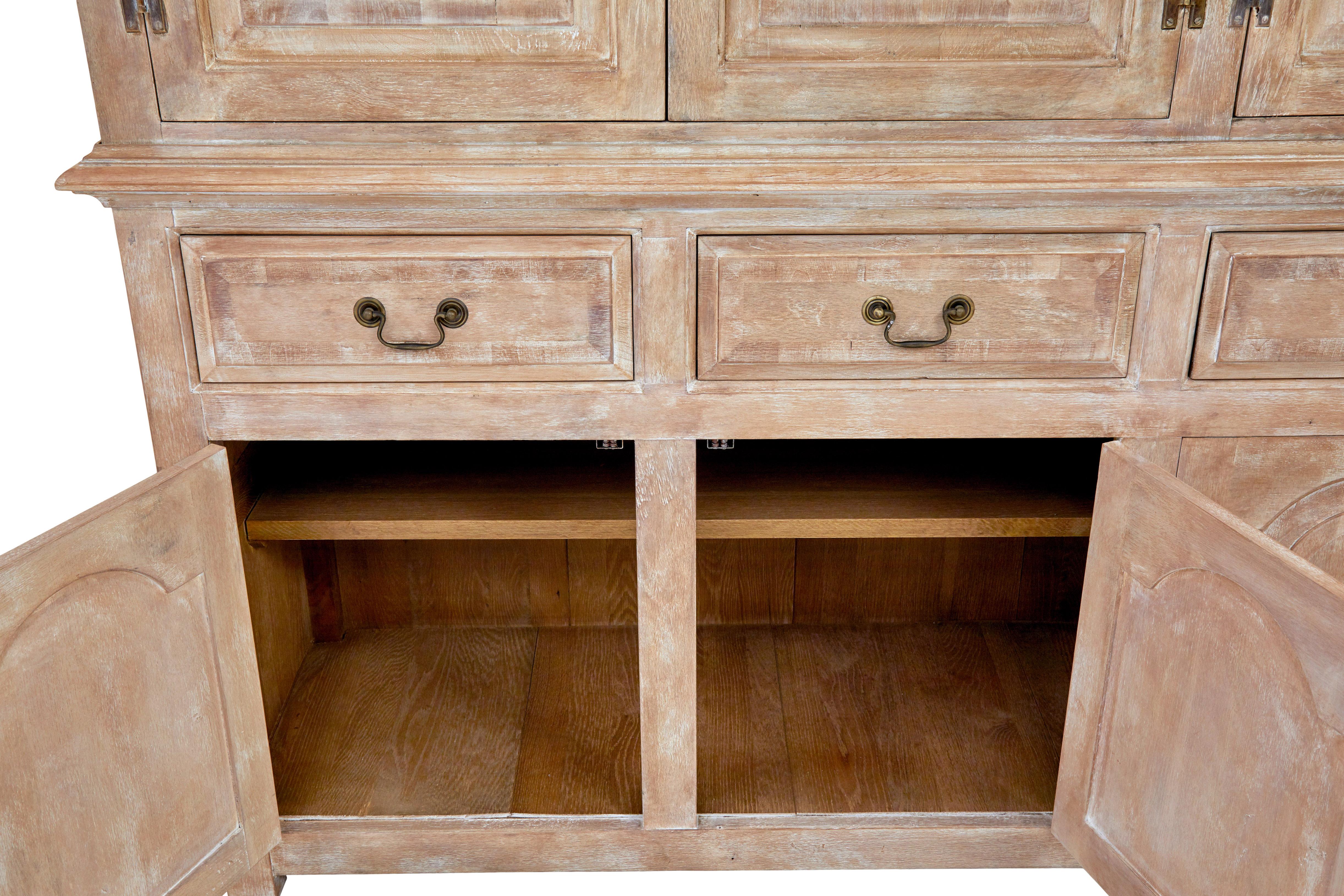 Englischer Haushälterinnenschrank aus massiver Eiche (Eichenholz) im Angebot