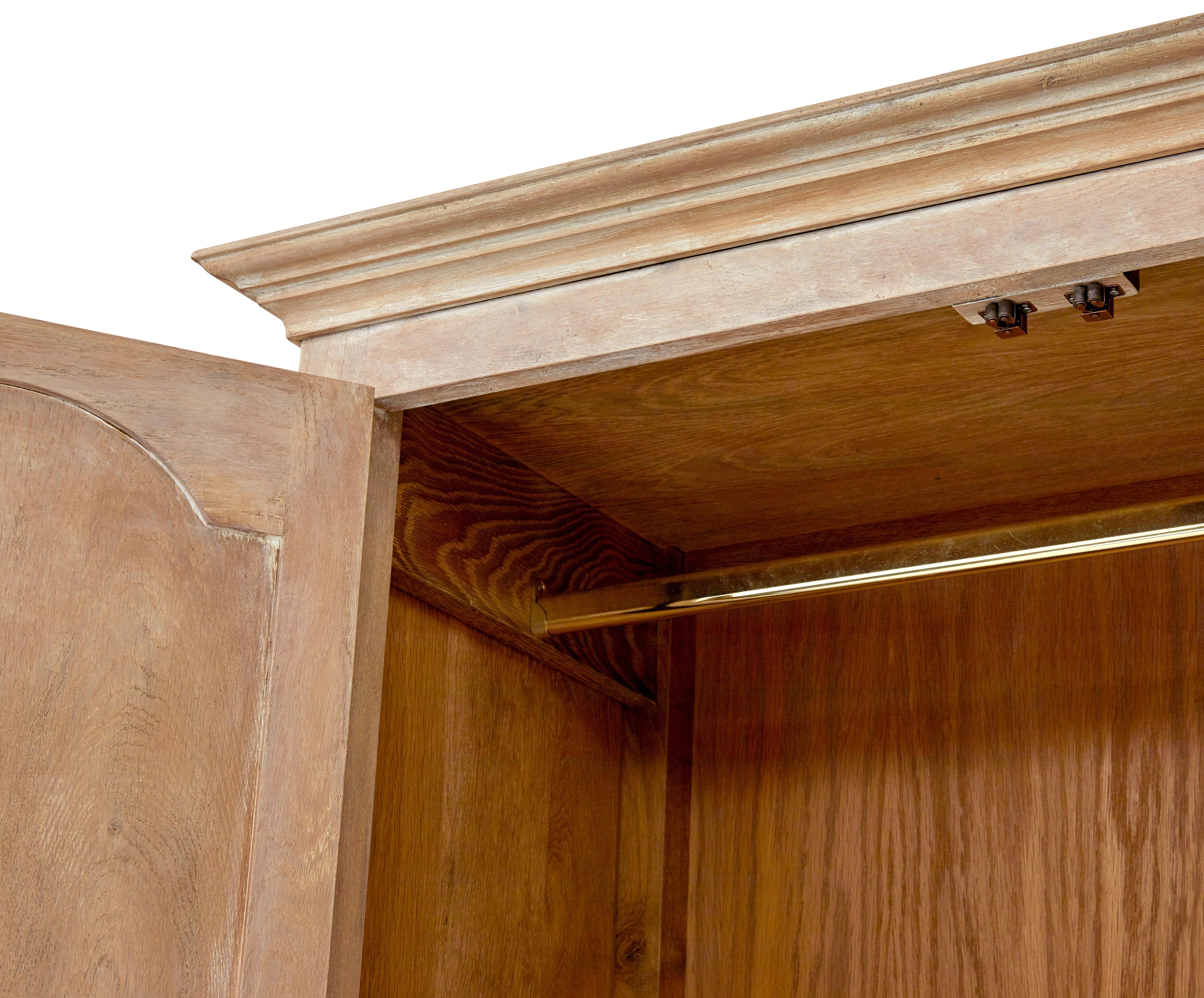 Englischer Haushälterinnenschrank aus massiver Eiche im Angebot 1