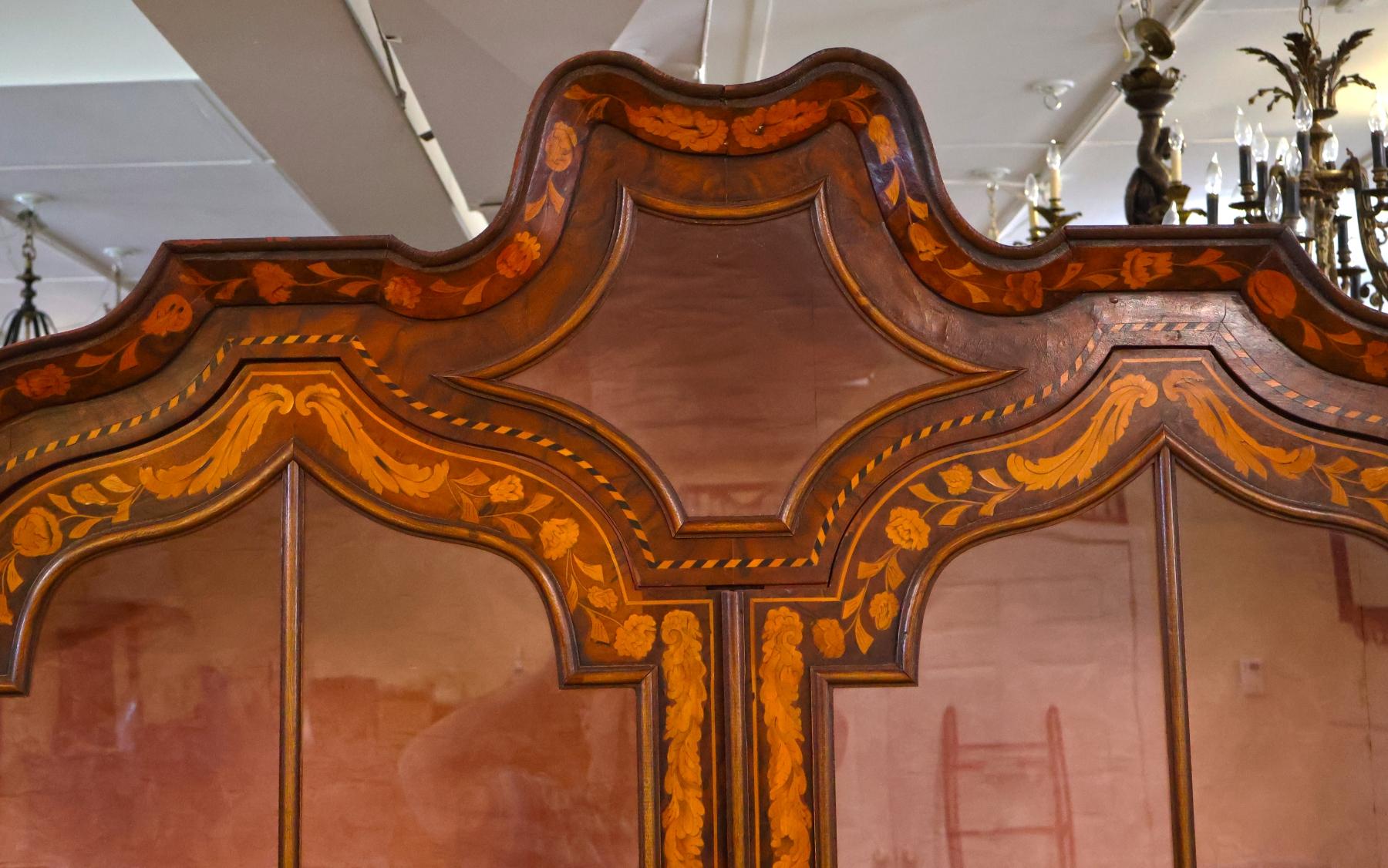 Cabinet d'exposition en marqueterie de ronce de noyer de style hollandais fait à l'anglaise en vente 3