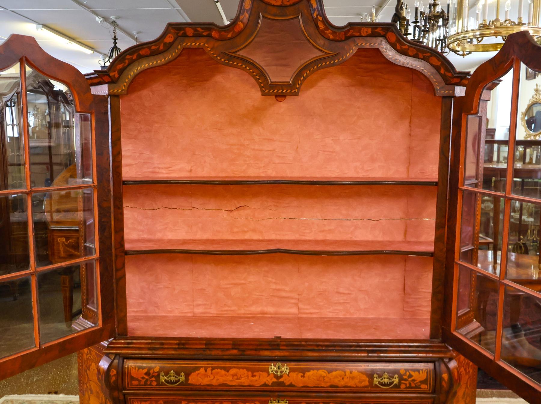 Cabinet d'exposition en marqueterie de ronce de noyer de style hollandais fait à l'anglaise en vente 4
