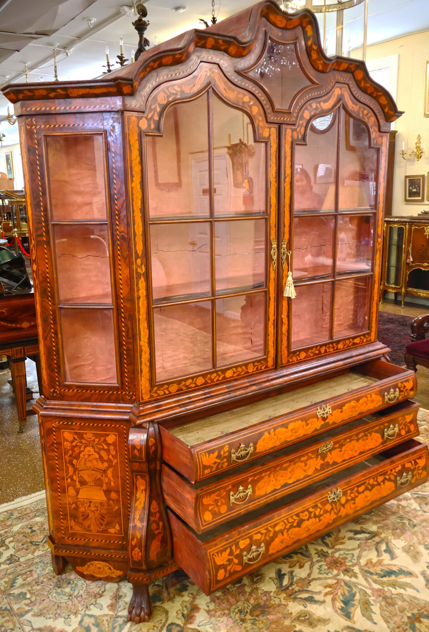 Cabinet d'exposition en marqueterie de ronce de noyer de style hollandais fait à l'anglaise en vente 5