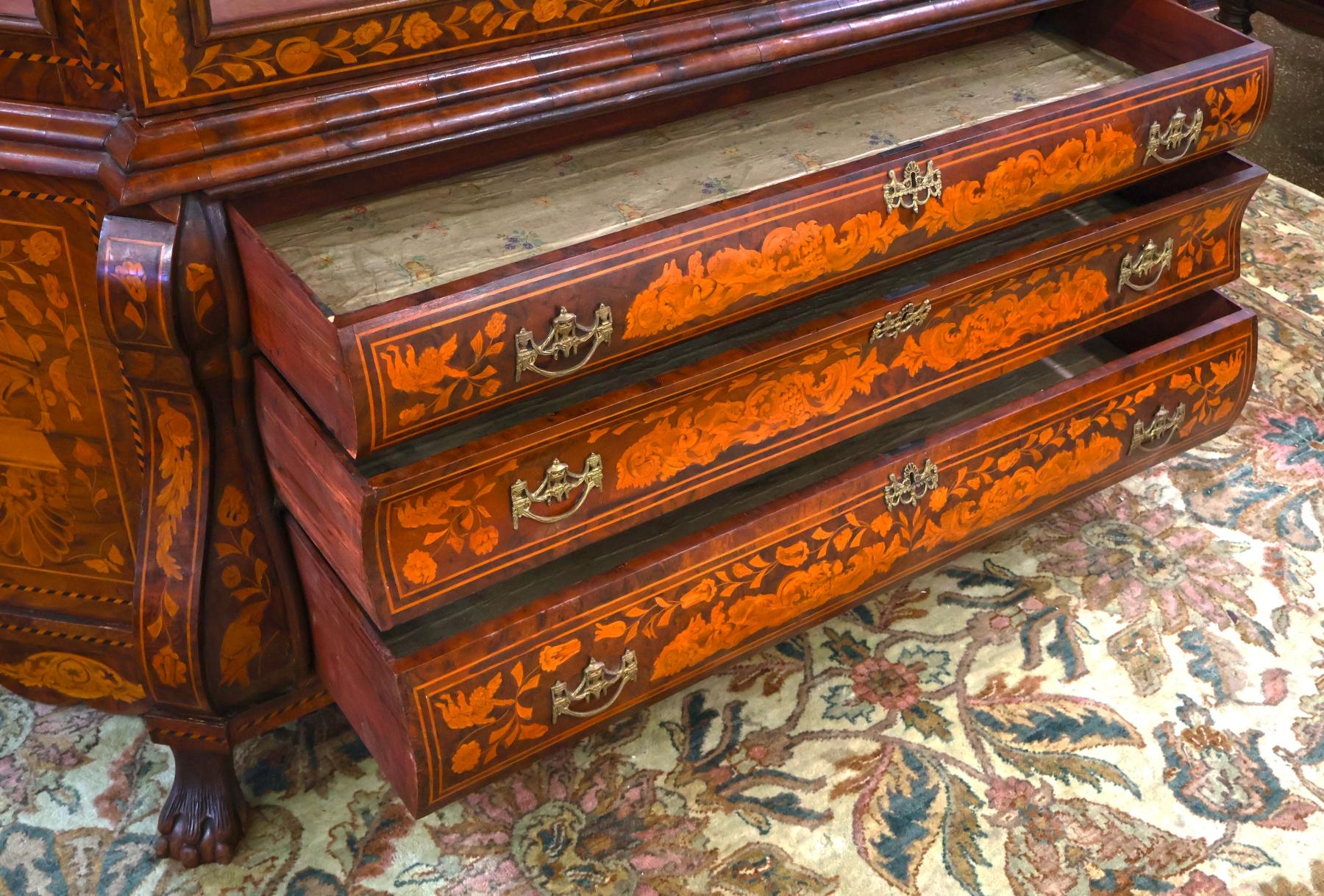 Cabinet d'exposition en marqueterie de ronce de noyer de style hollandais fait à l'anglaise en vente 6
