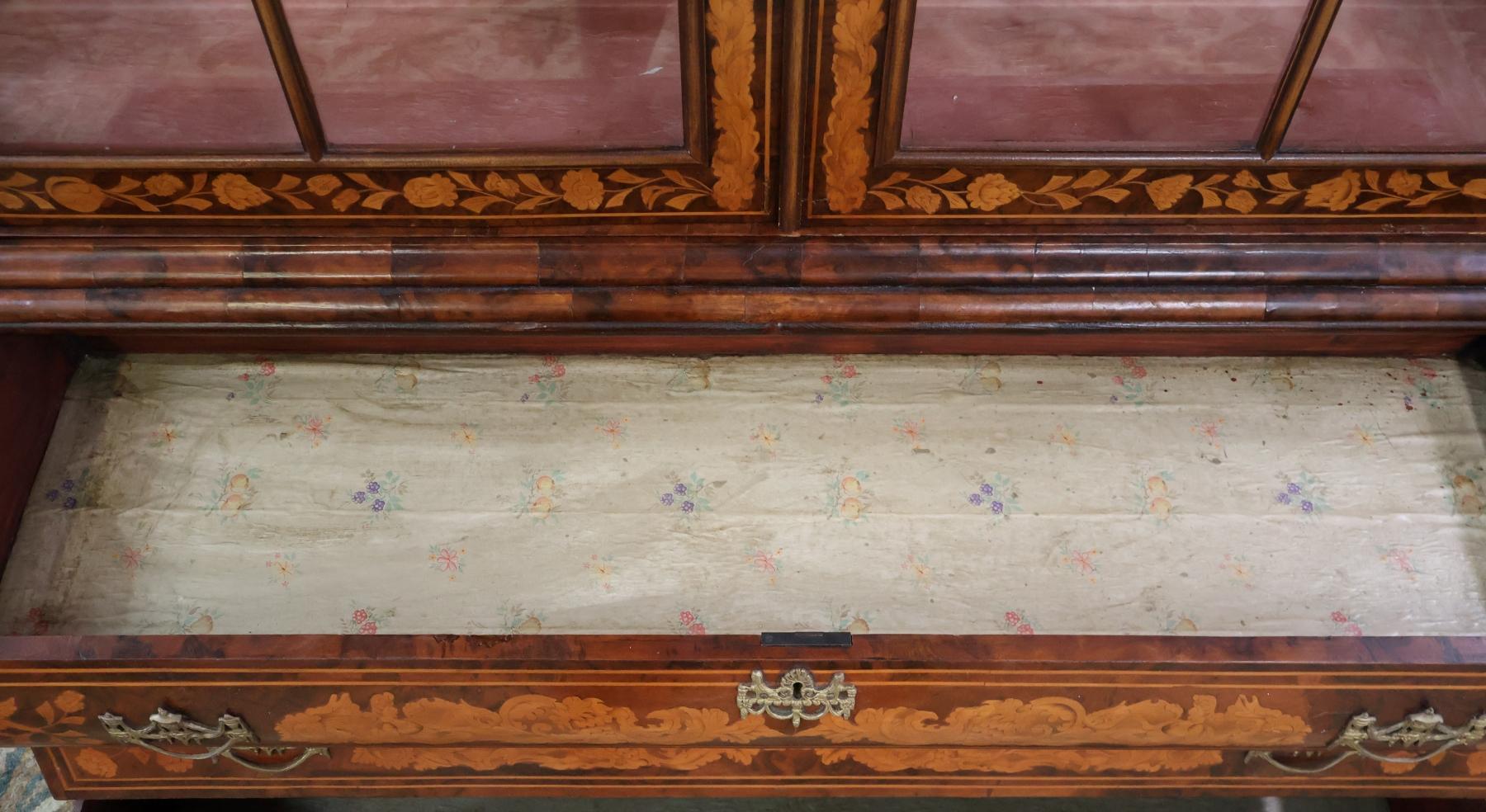 Cabinet d'exposition en marqueterie de ronce de noyer de style hollandais fait à l'anglaise en vente 8