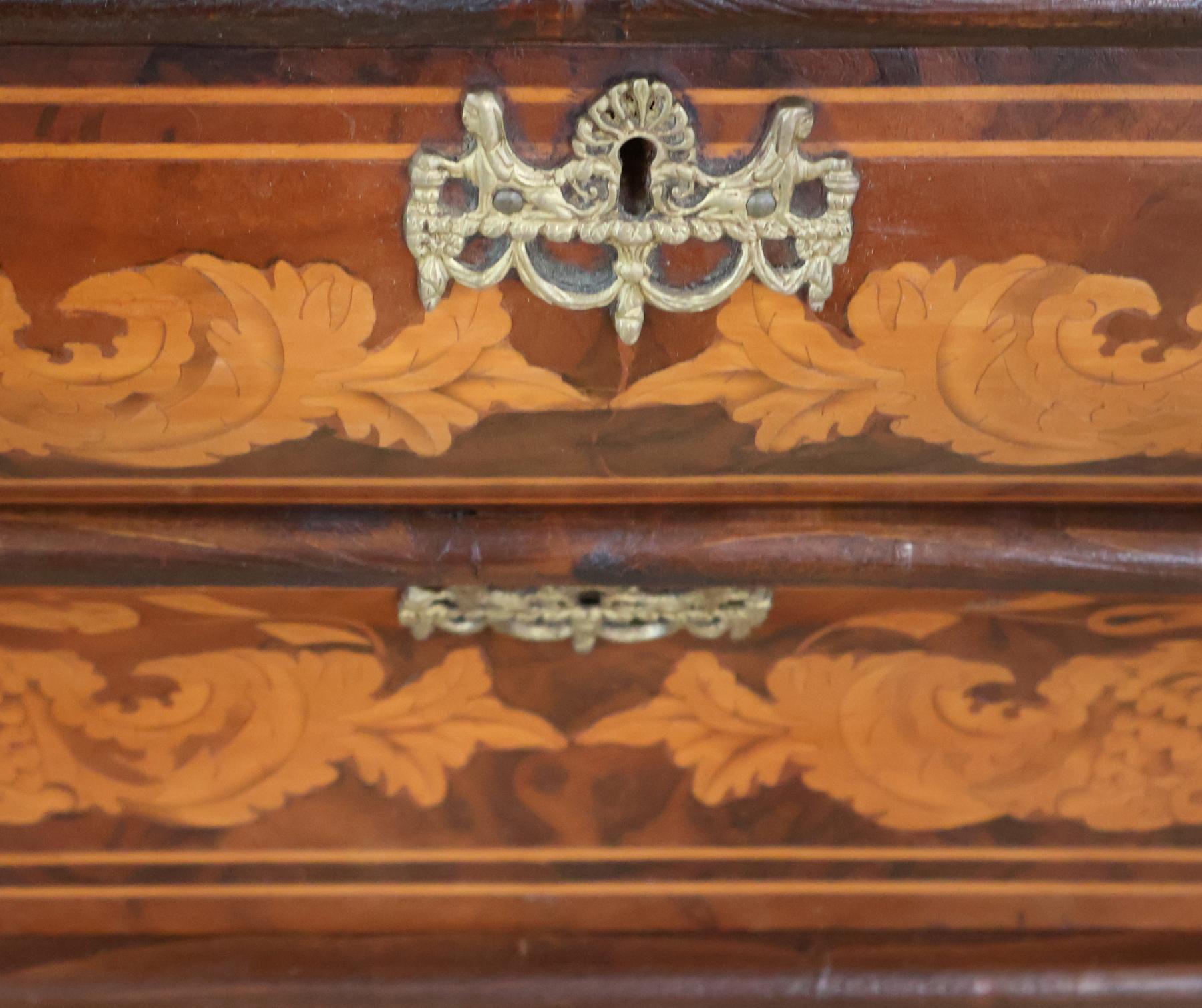 Cabinet d'exposition en marqueterie de ronce de noyer de style hollandais fait à l'anglaise en vente 9