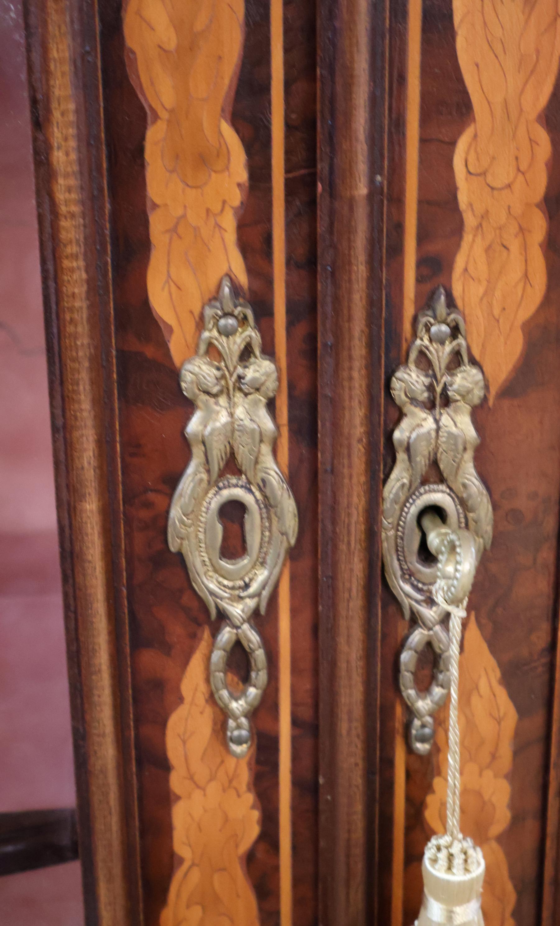 Cabinet d'exposition en marqueterie de ronce de noyer de style hollandais fait à l'anglaise en vente 10